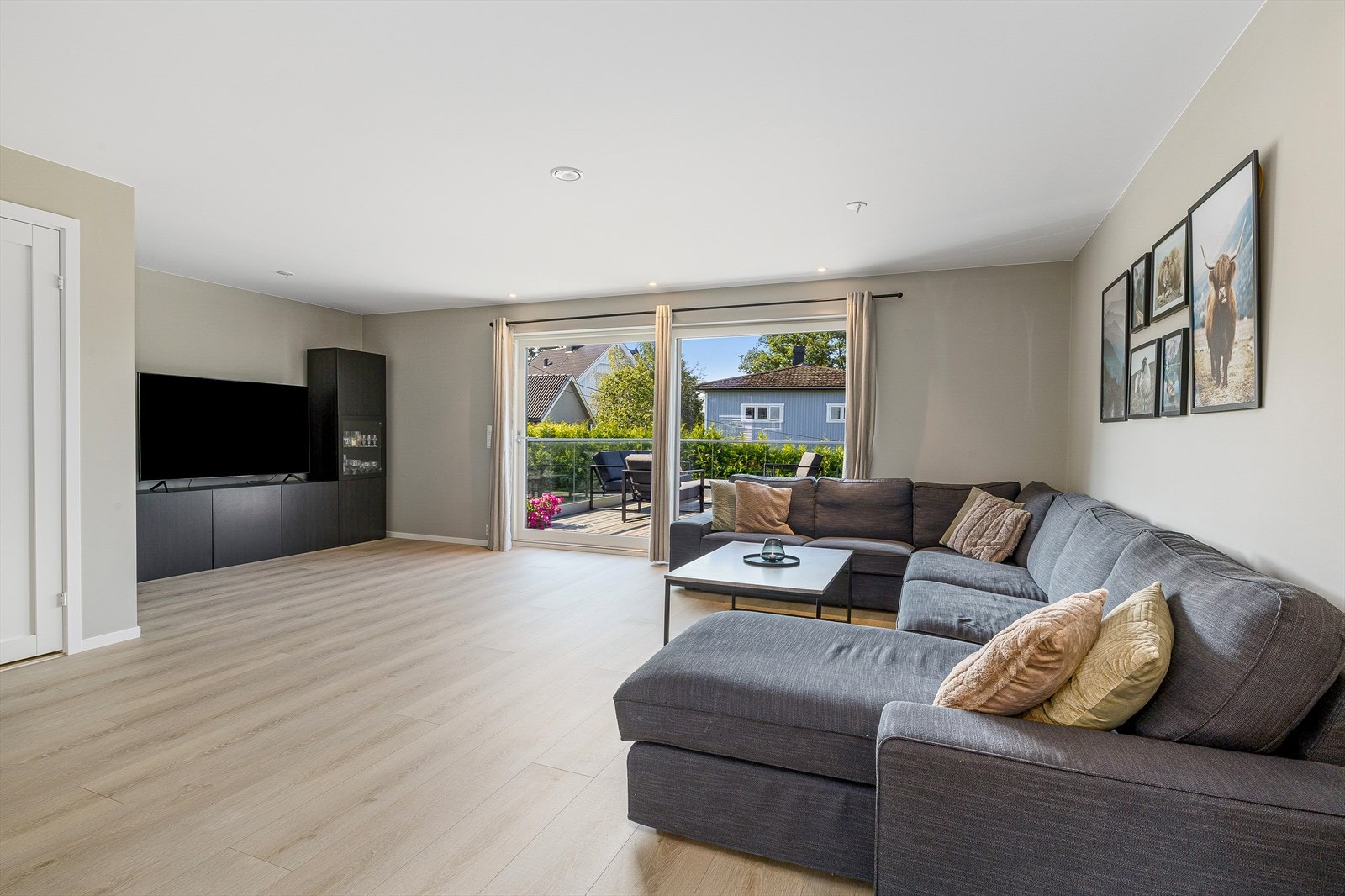 Utgang via stor skyvedør til stor solrik veranda. Galleribilde