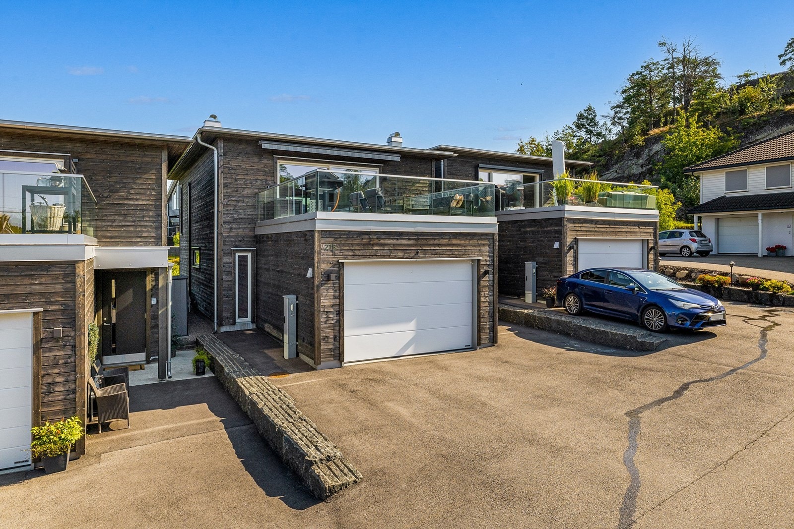 Garasje med elbil ladeboks. Galleribilde