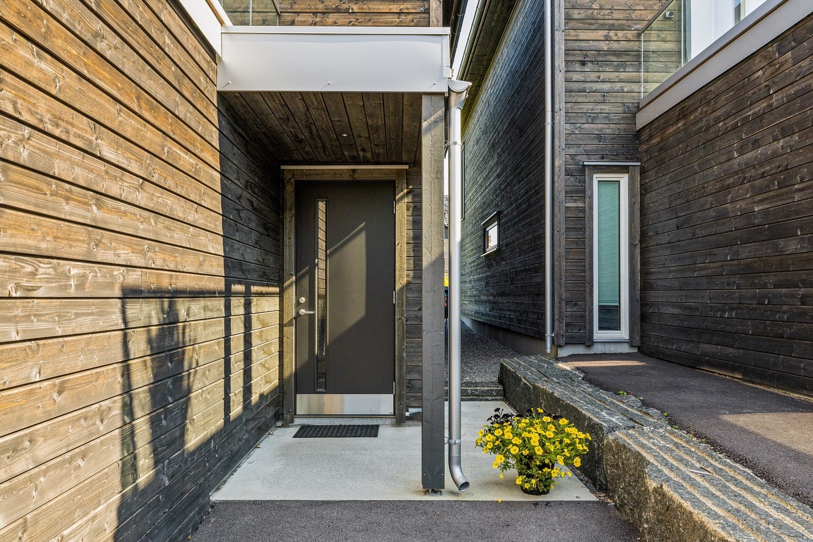 Inngangsparti. Legg merke til flotte beslag og nedløp i aluminium. Galleribilde