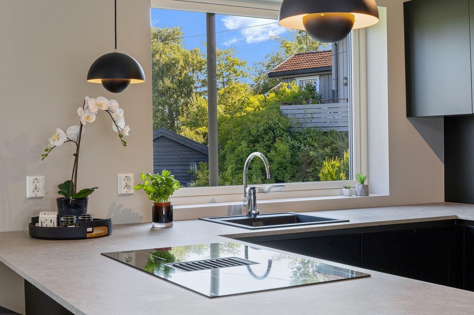 Det er kjøkkenventilator med kullfilter. Galleribilde