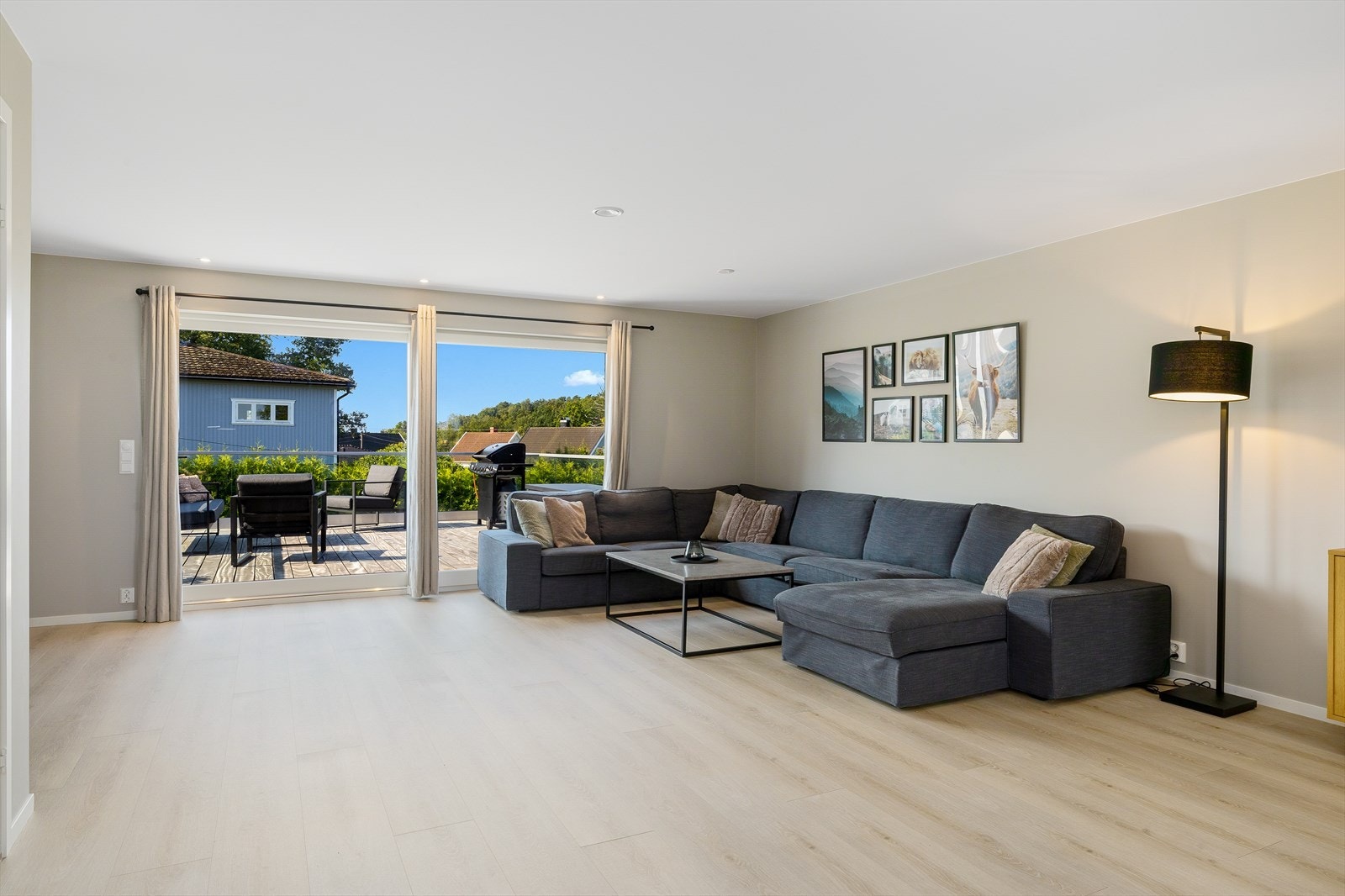 God plass til store salongmøbler. Galleribilde