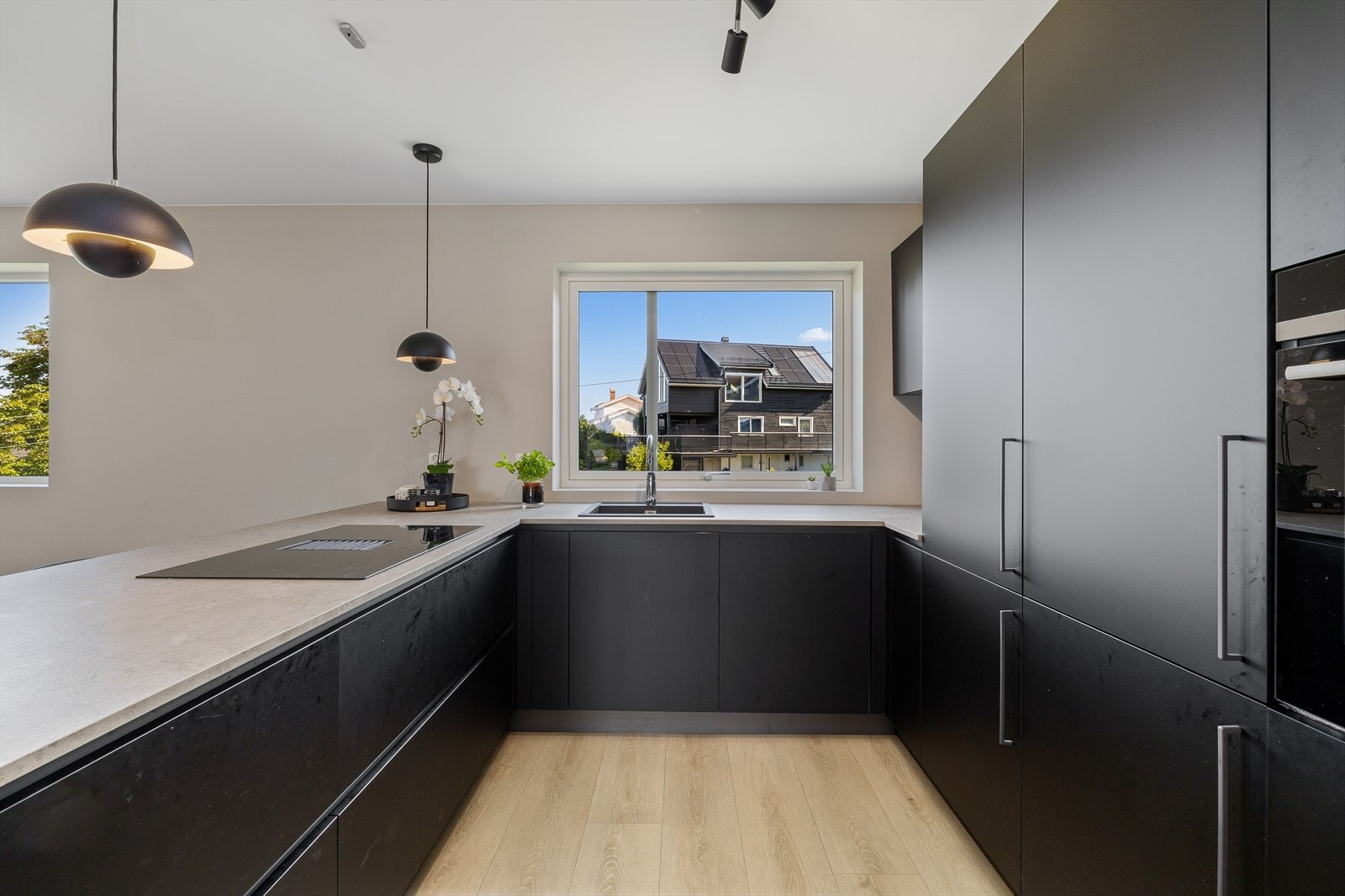 Det er integrerte
hvitevarer fra Simens og Gorenje som kjøl- og
fryseskap, oppvaskmaskin, stor induksjonstopp
med integrert avsug i halvøy, stekeovn,
vannstoppsystem og komfyrvakt. Galleribilde