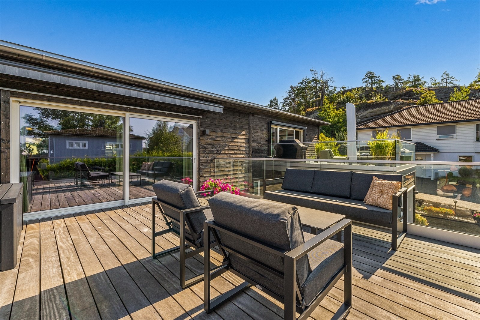 Ca 25 m2 terrasse med glassrekverk. Galleribilde