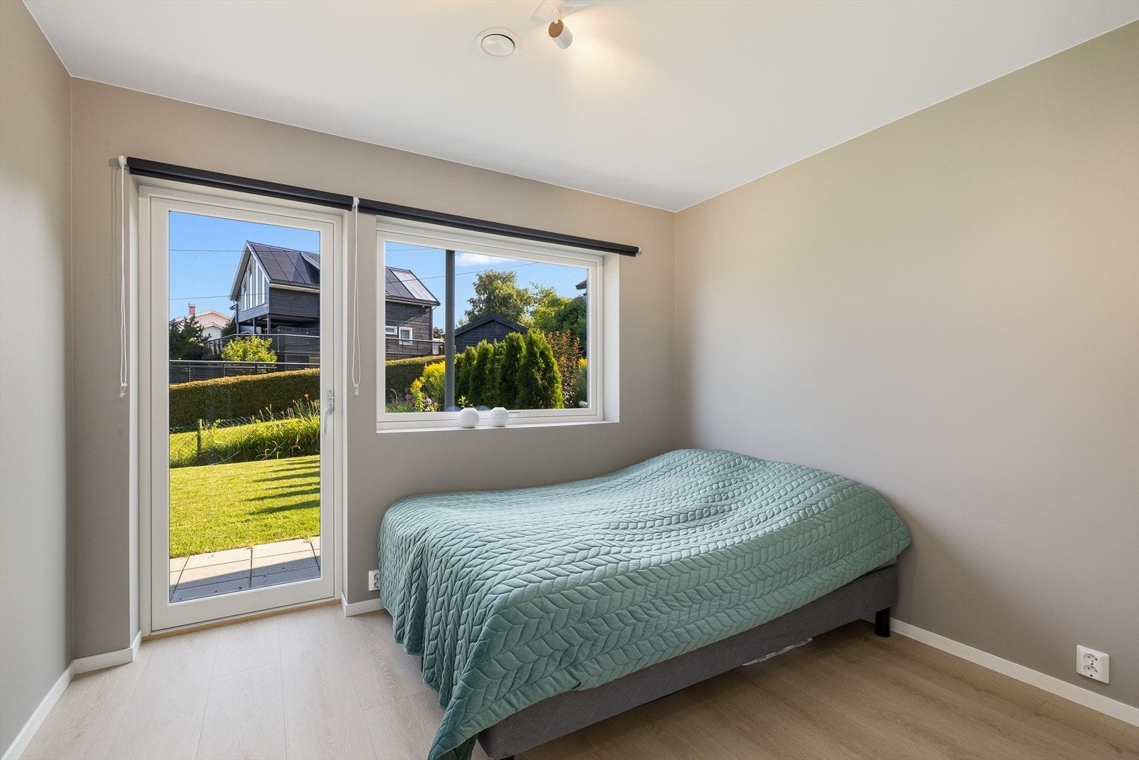 Soverom nr 2. med utgang til hage. Galleribilde