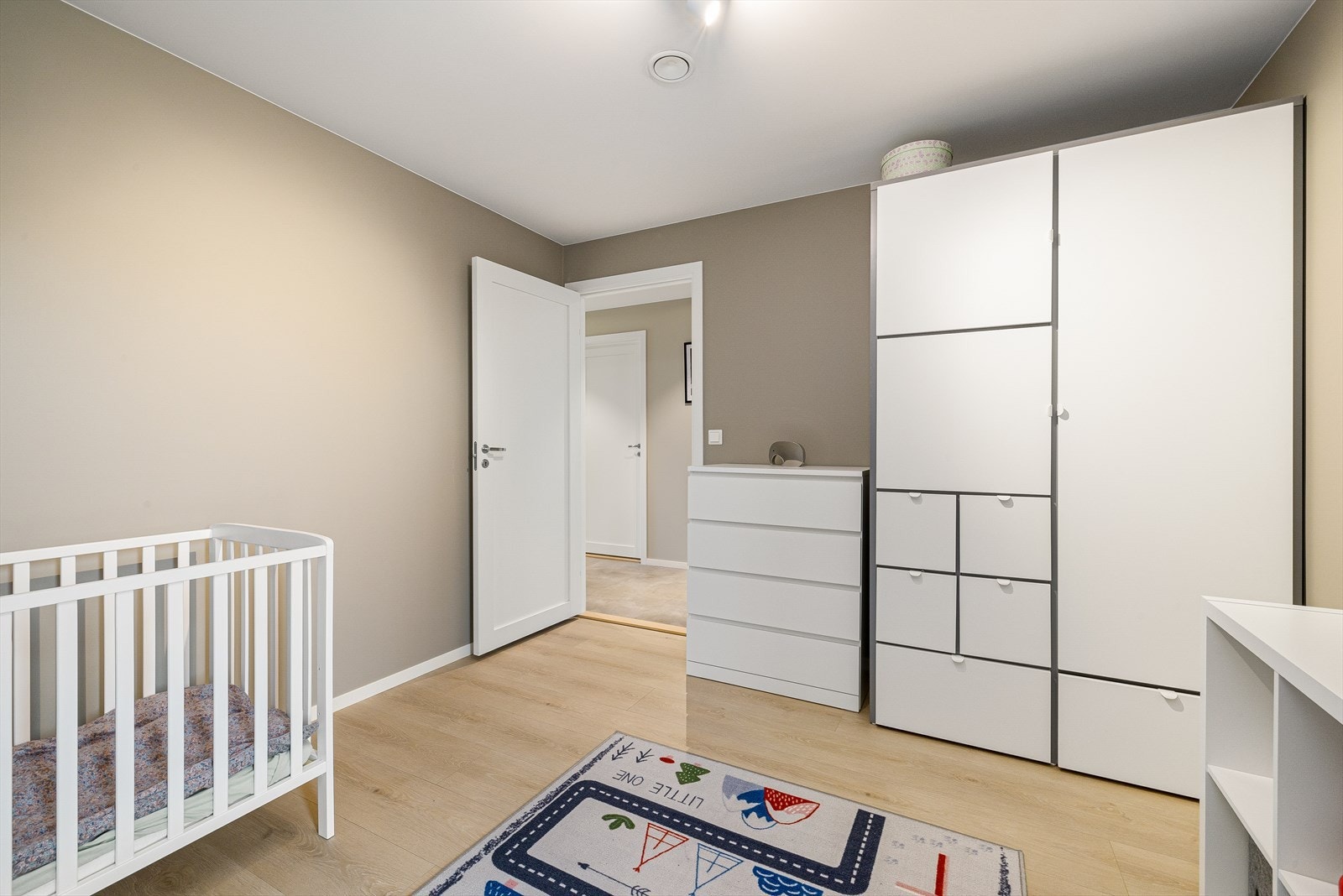 Stort garderobeskap kan følge med. Galleribilde