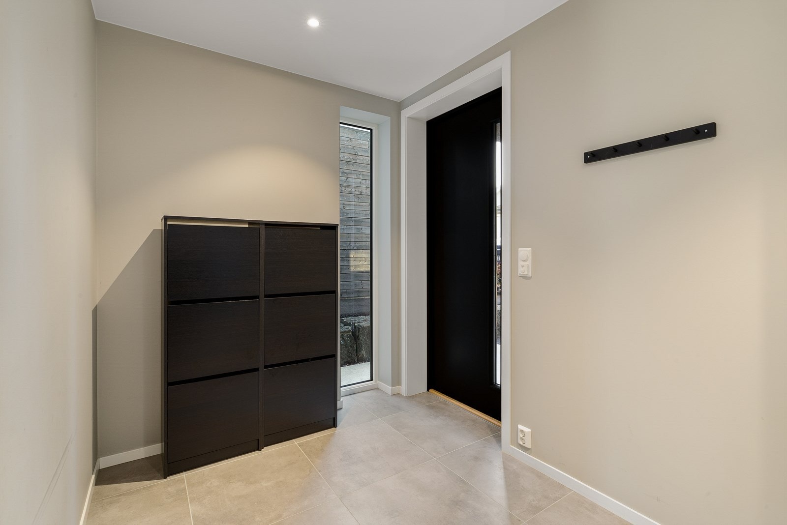 Entrè med lekre fliser. Varme i gulv og downlights i himling. Galleribilde