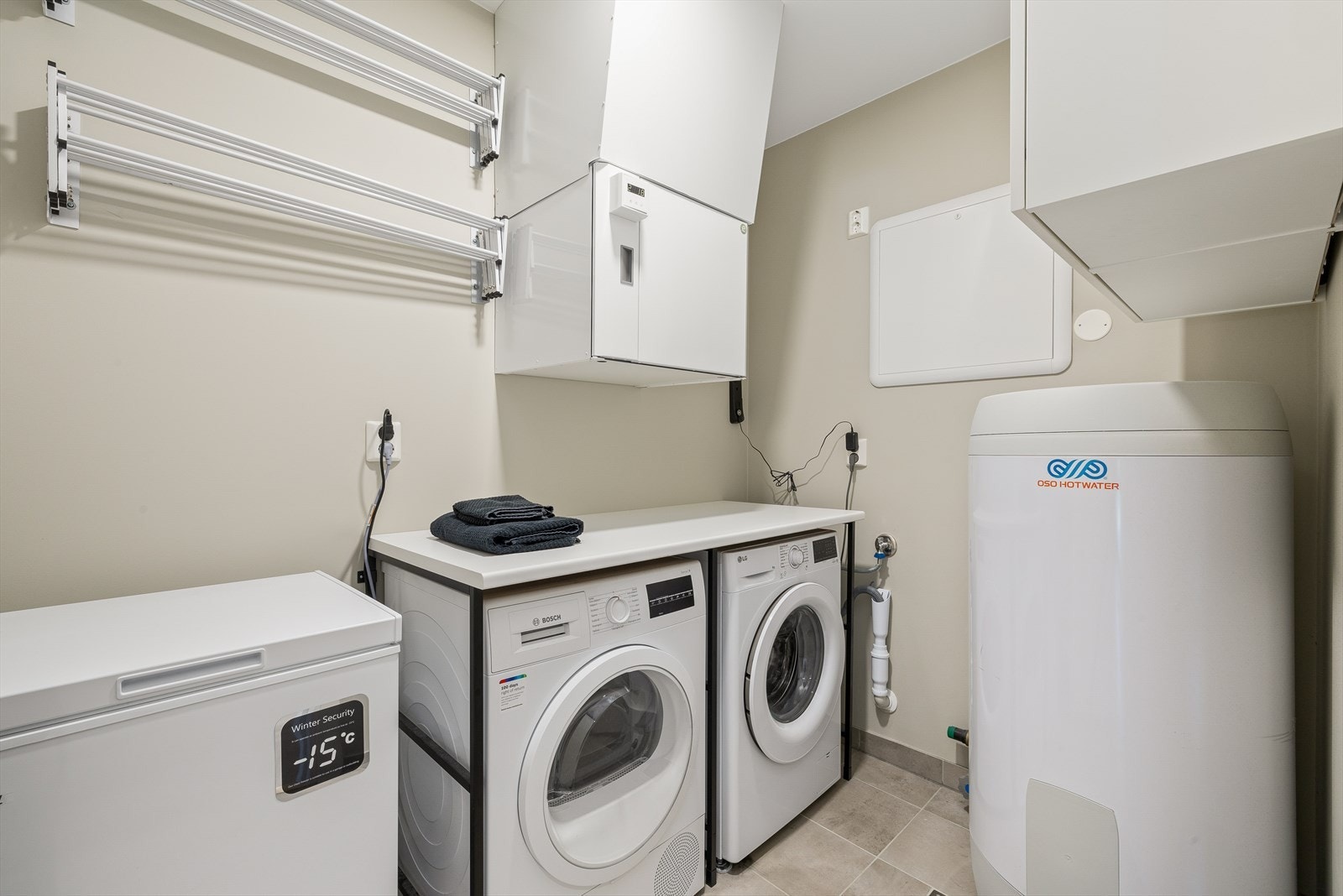 Meget praktisk vaskerom med opplegg for vaskemaskin samt plass til ekstra fryser etc. Galleribilde