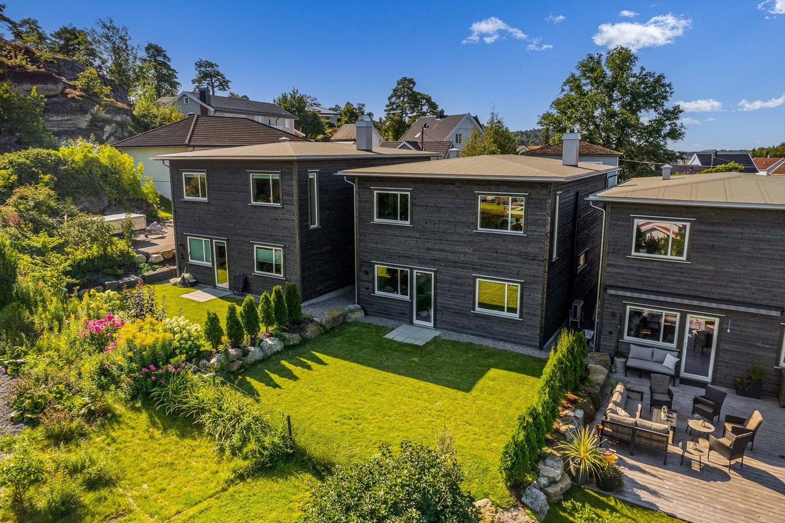 Hagen er innrammet av gjerde samt tuija hekk. Galleribilde