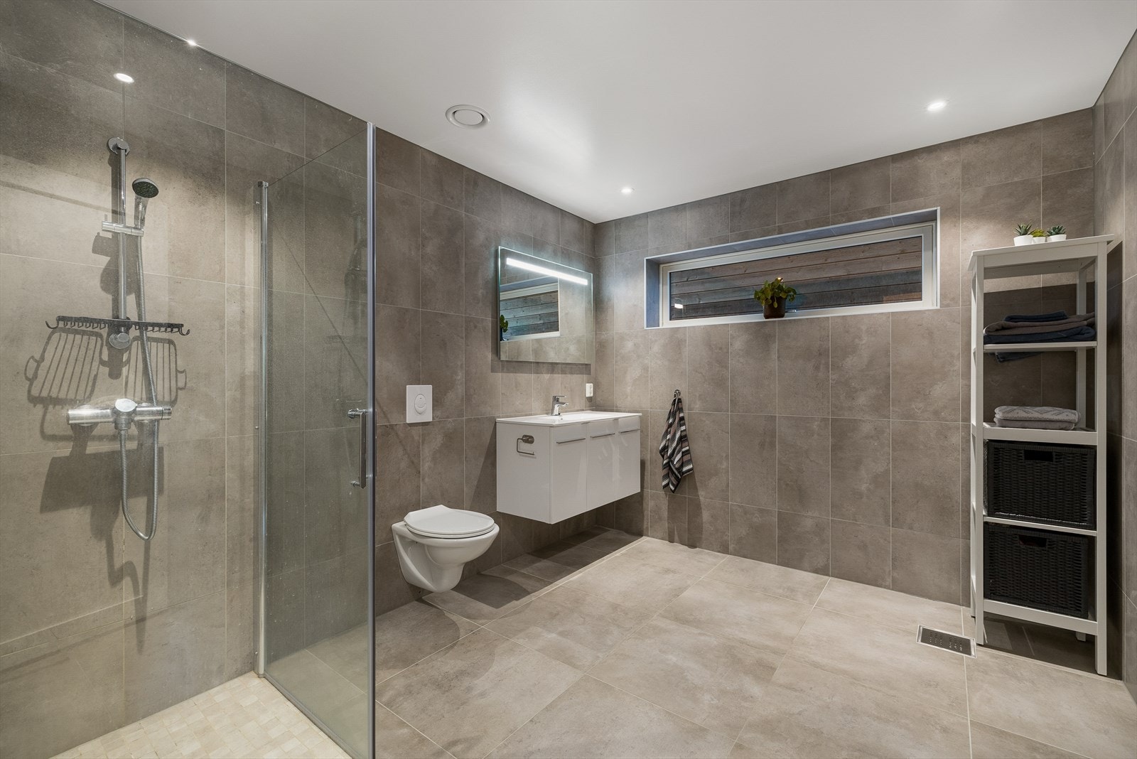 Badet har ekstra sluk i hjørnet og vann klart i vegg med tanke på hjørnebadekar etc. Galleribilde