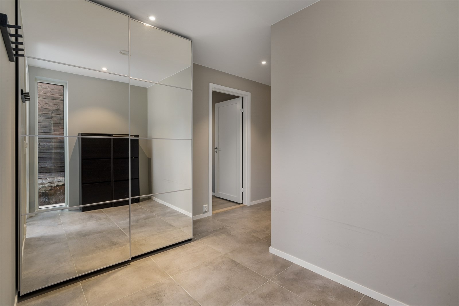 Hall/gang med skyvedørsgarderobe. Galleribilde