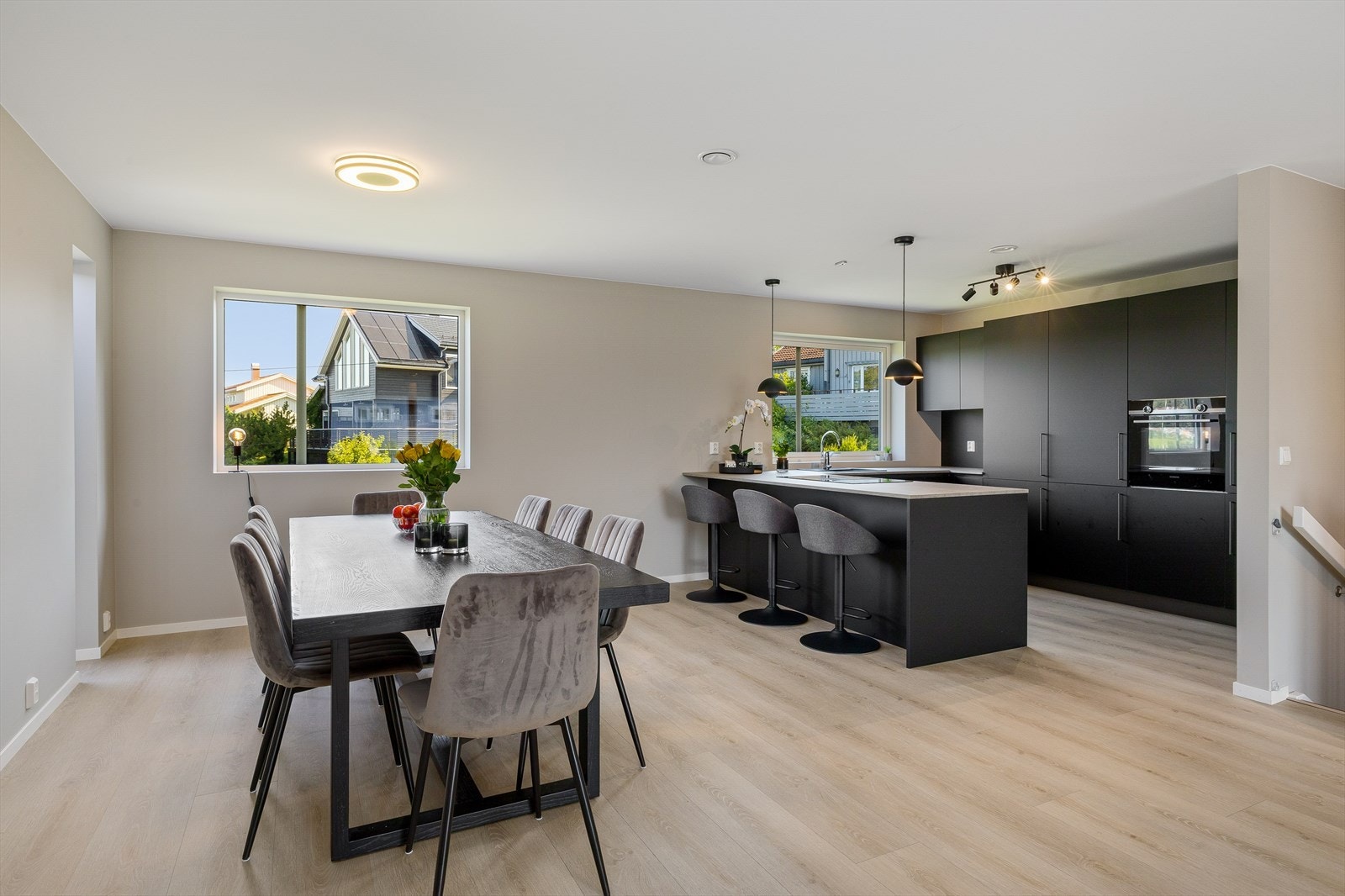 Hyggelig barløsning mot kjøkkenet gir en sosial og åpen løsning. Galleribilde