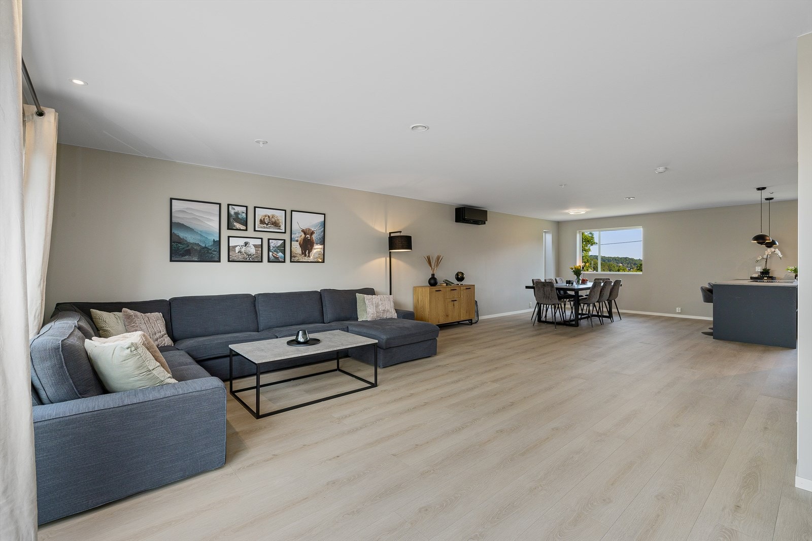 Vi starter i 2 etasje som består av et stort rom hvor stue delen er mot syd og kjøkkendelen er mot nord. Dette skaper en meget luftig og romslig løsning! Galleribilde