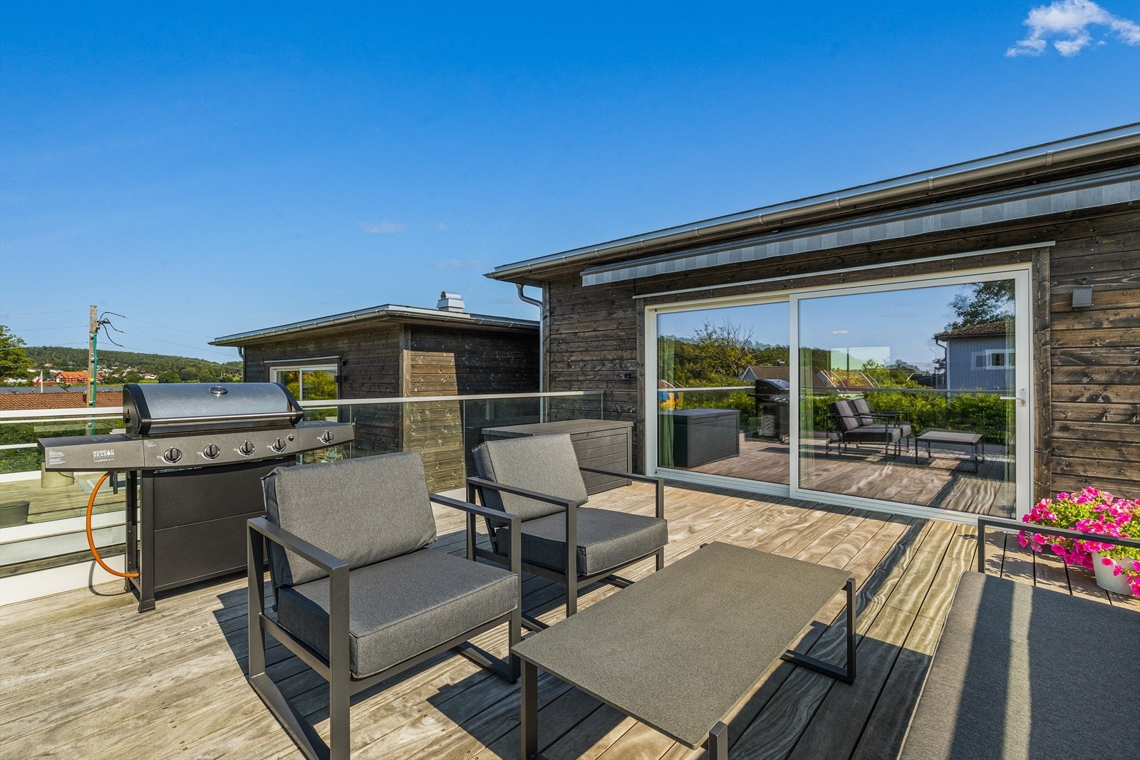 Nyere motorisert
terrassemarkise med fjernbetjening fra 2023. Galleribilde