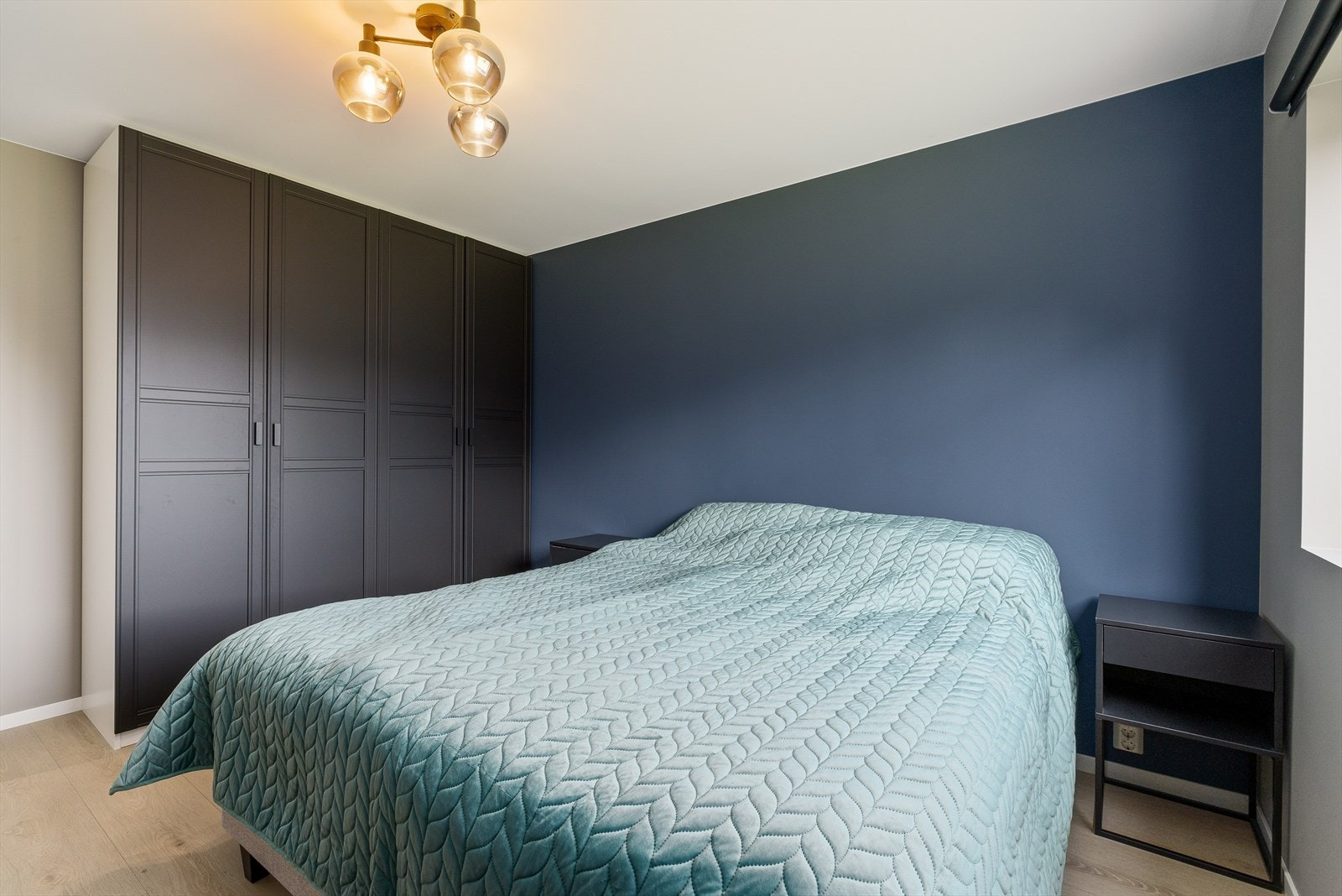 Garderobeskap med god plass. Galleribilde