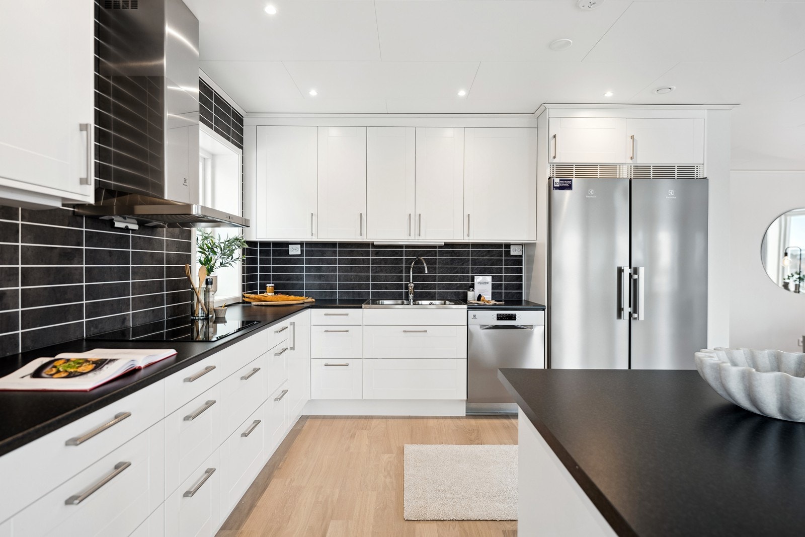 Takhøye overskap gir god arealutnyttelse, det er også montert dimmbare spotlights i tak over benk på kjøkkenet. Galleribilde