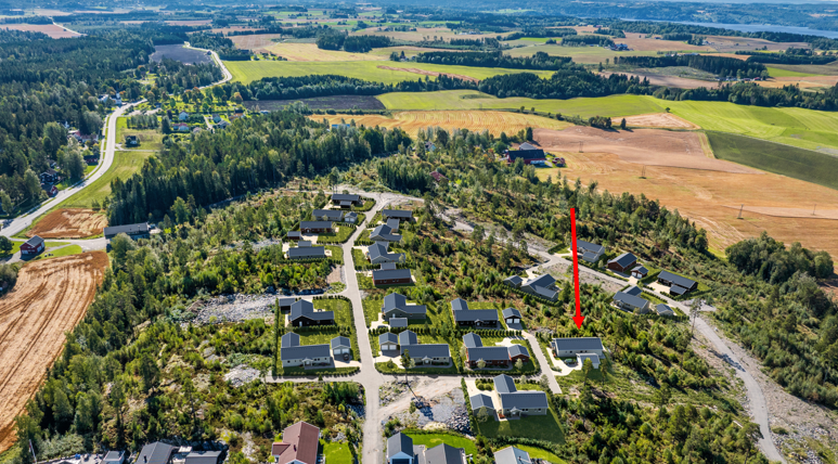 Kirkebyåsen - ligger høyt i terrenget, hvilket gir godt utsyn med gode solforhold. Galleribilde