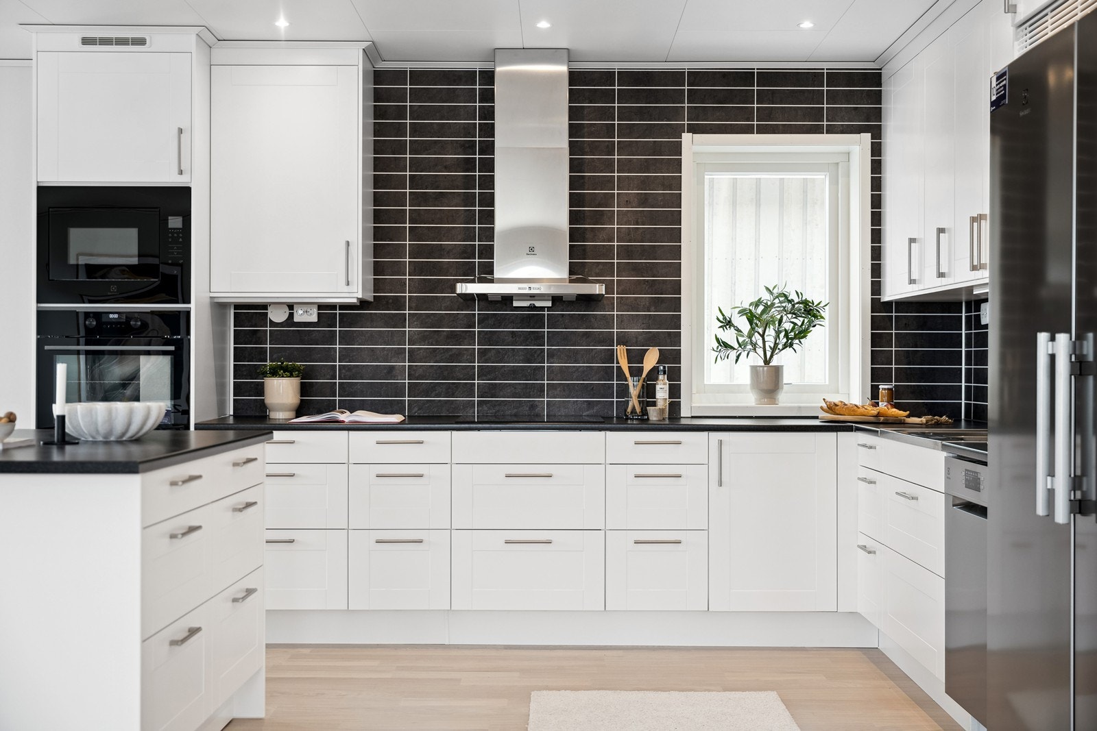 Hvitevarer i rustfritt stål. Induksjon + selvrensende ovn. Galleribilde