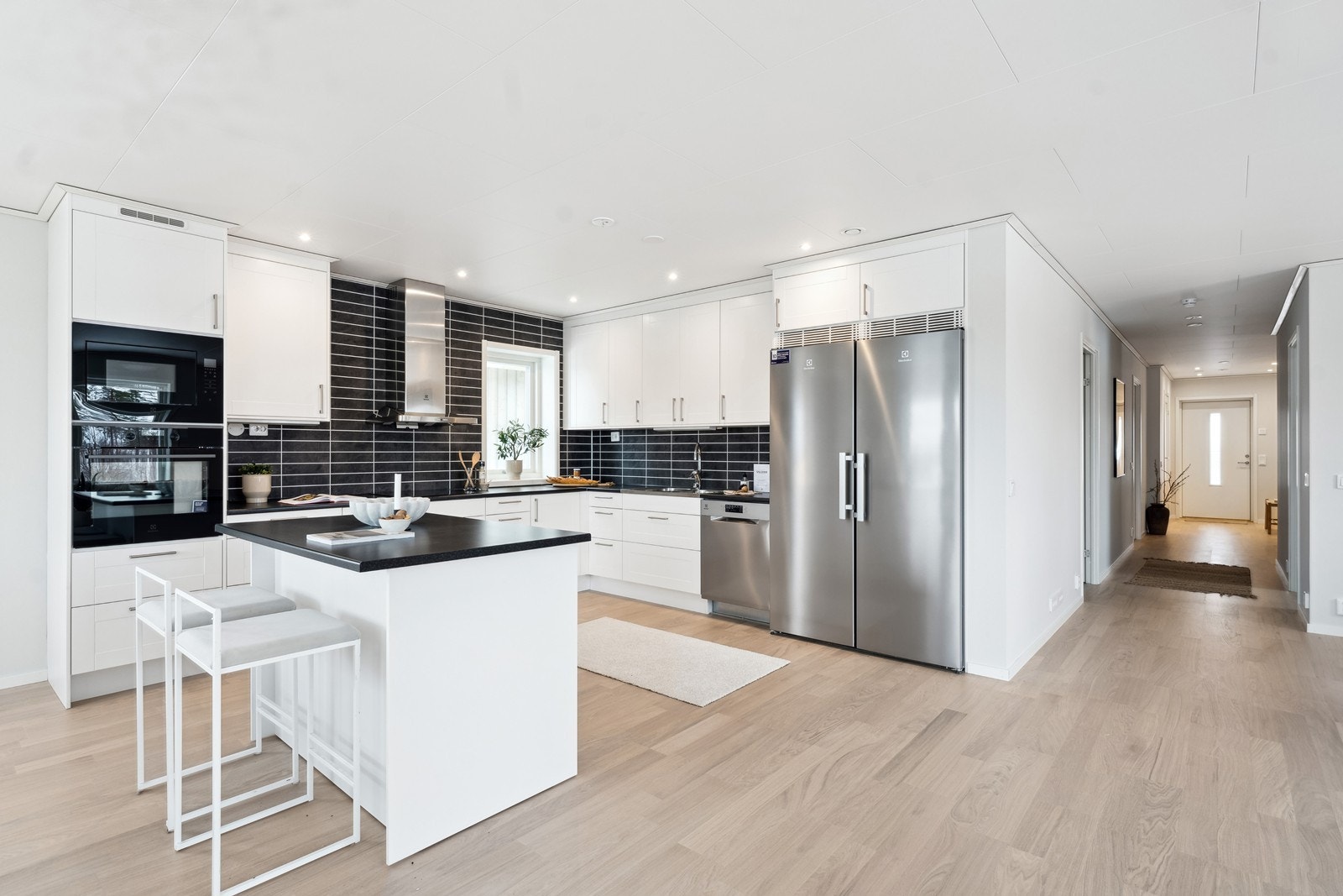 Åpen løsning mellom kjøkken og stue, gir god romfølelse. Galleribilde