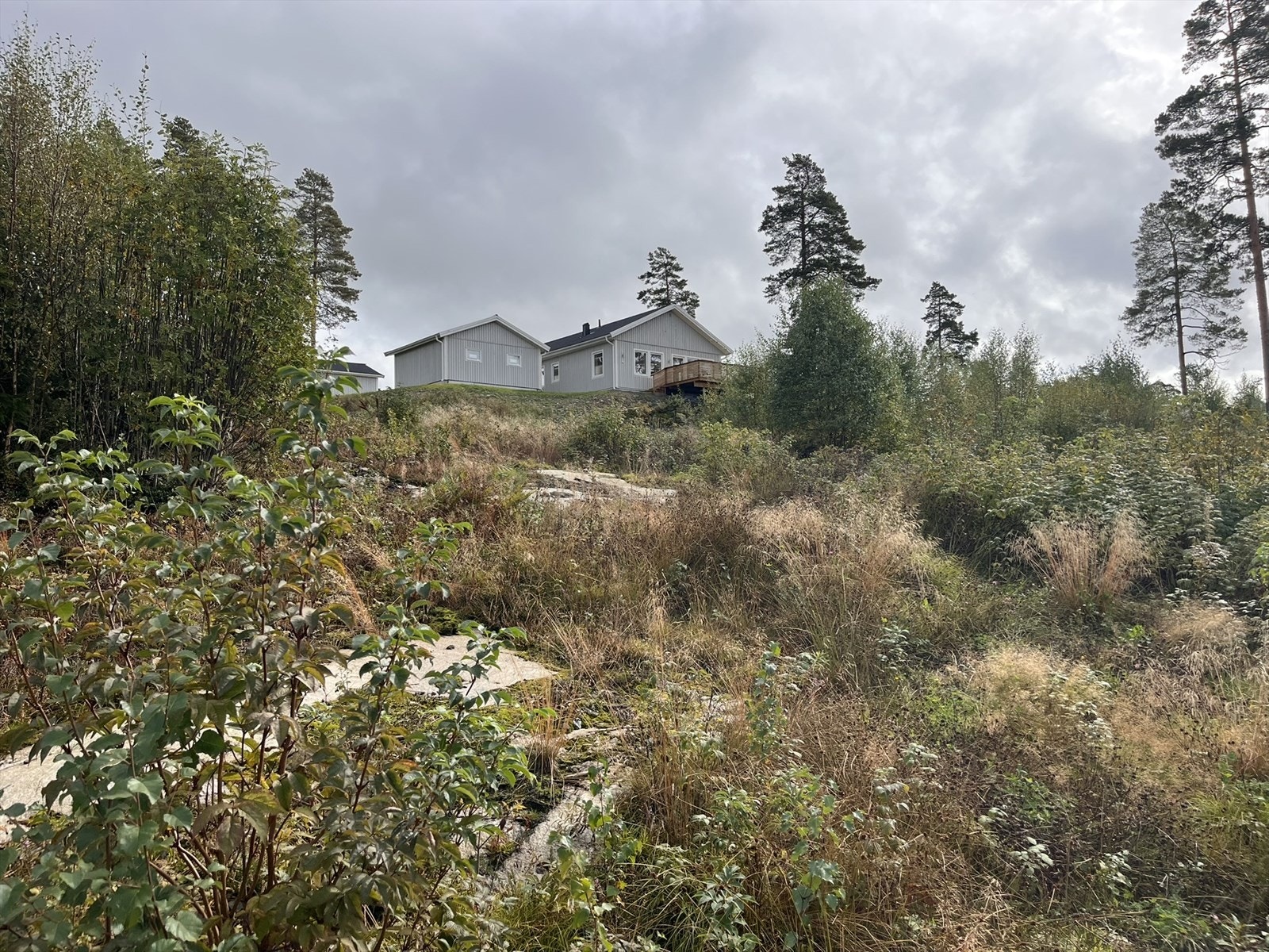 Høyt og fritt beliggende med utsikt og flotte solforhold. Galleribilde