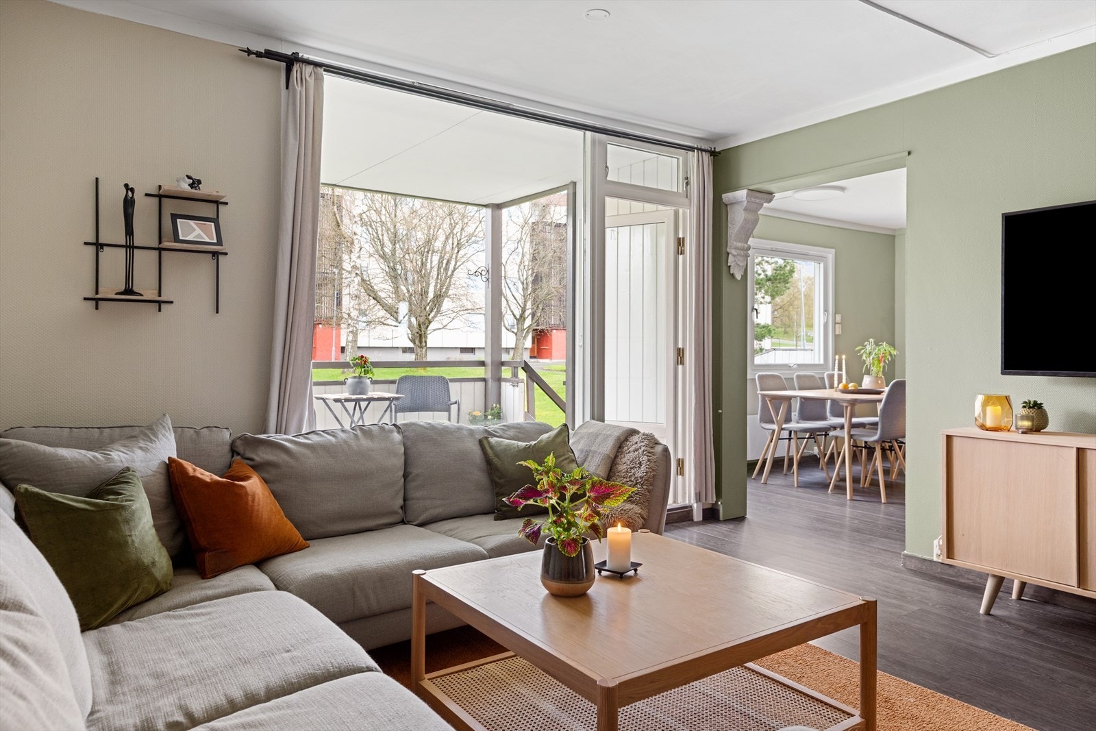 Fra stuen er det utgang til en overbygd balkong og videre ned til en solrik terrasse. Galleribilde