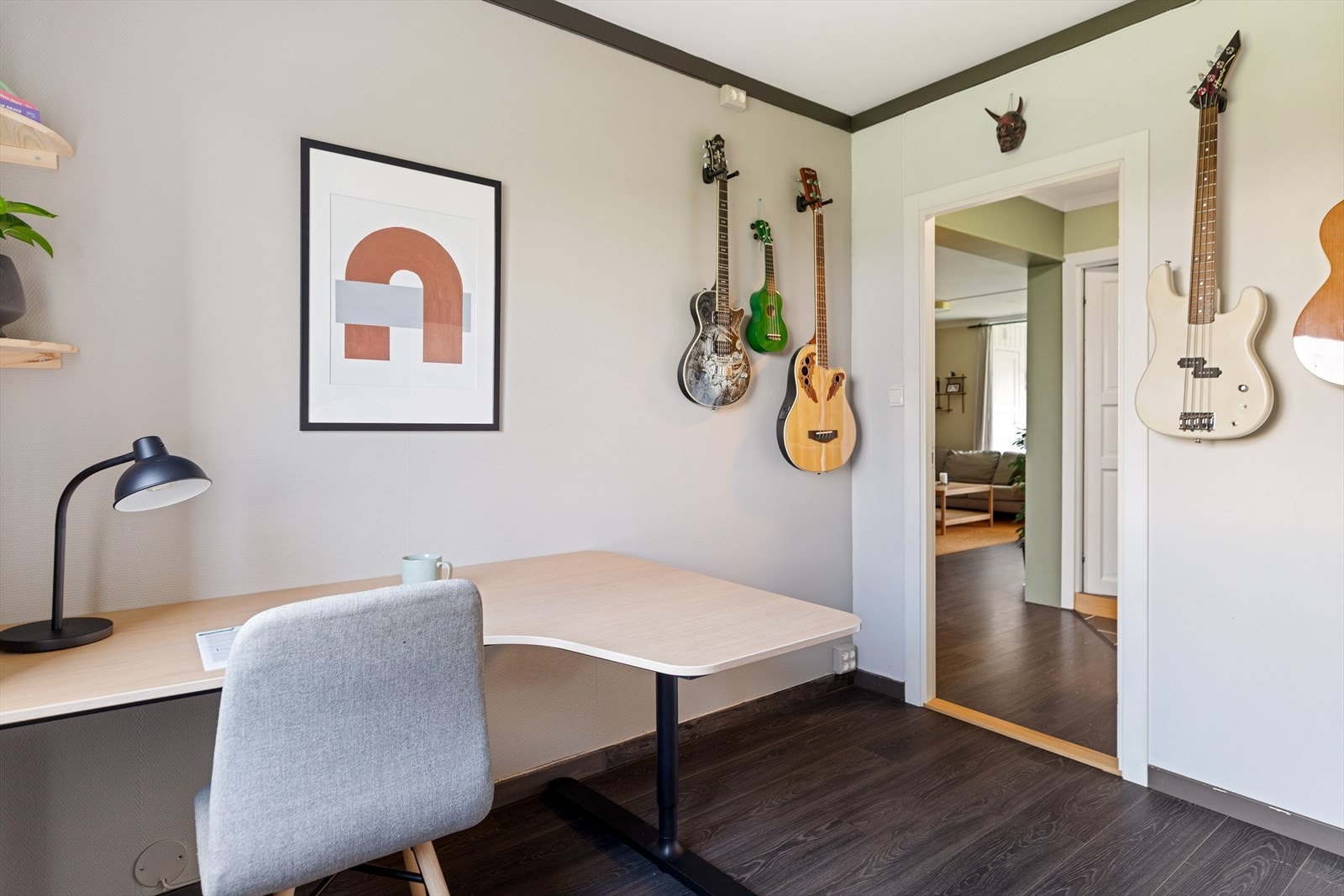 Det er lagt tidsmessig laminatgulv i flere av oppholdsrommene. Galleribilde