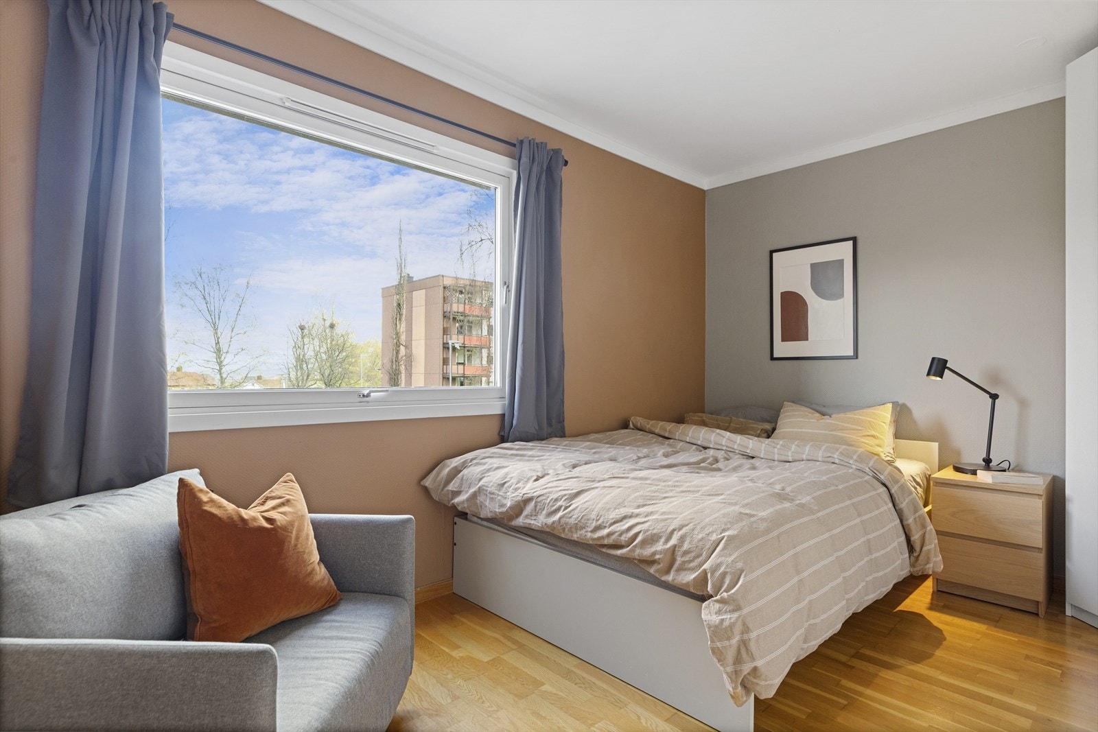 Begge soverommene har store, nordøstvendte vinduer. Galleribilde