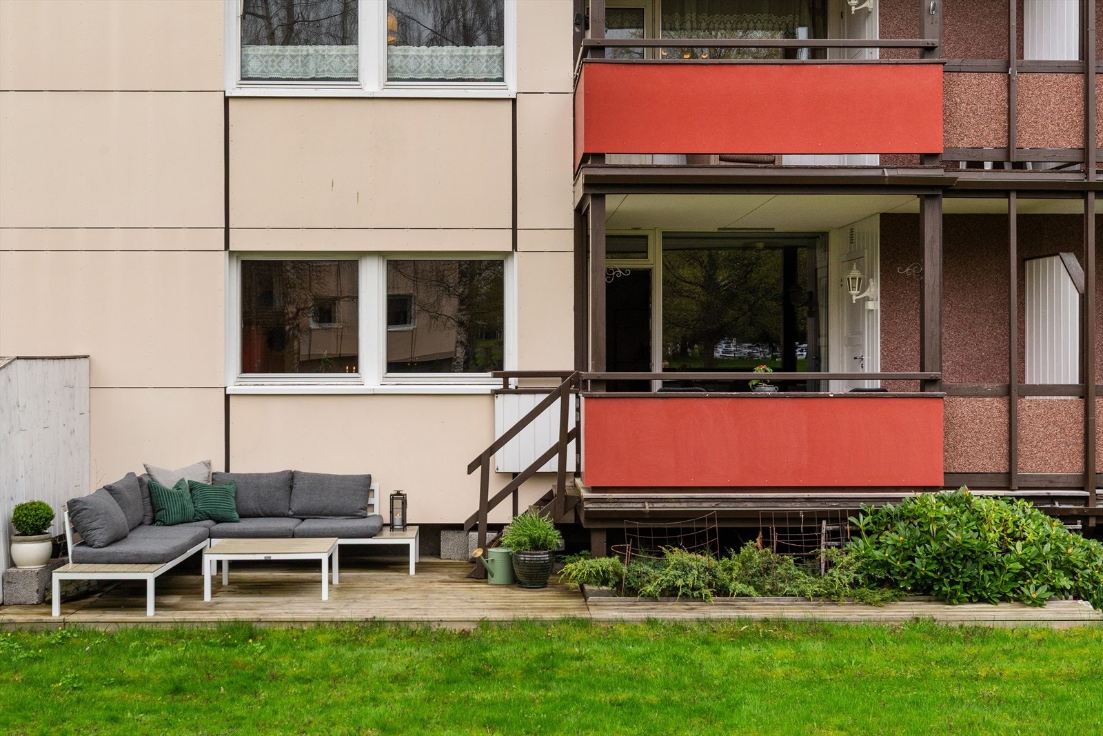 Leiligheten ligger fint til i høy 1. etasje, og kan stolt skilte med egen markterrasse på ca. 13 kvm. Galleribilde