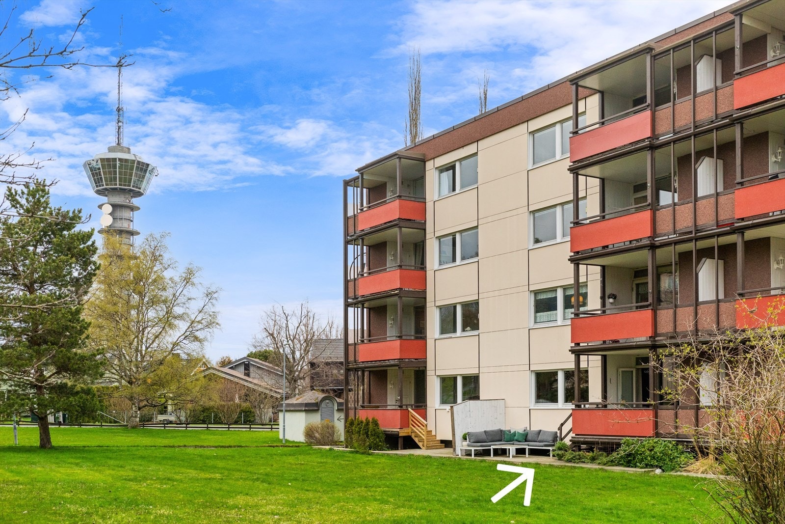 Eiendommen ligger særdeles sentralt og attraktivt til, med nærhet til busstopp og matbutikk. Galleribilde