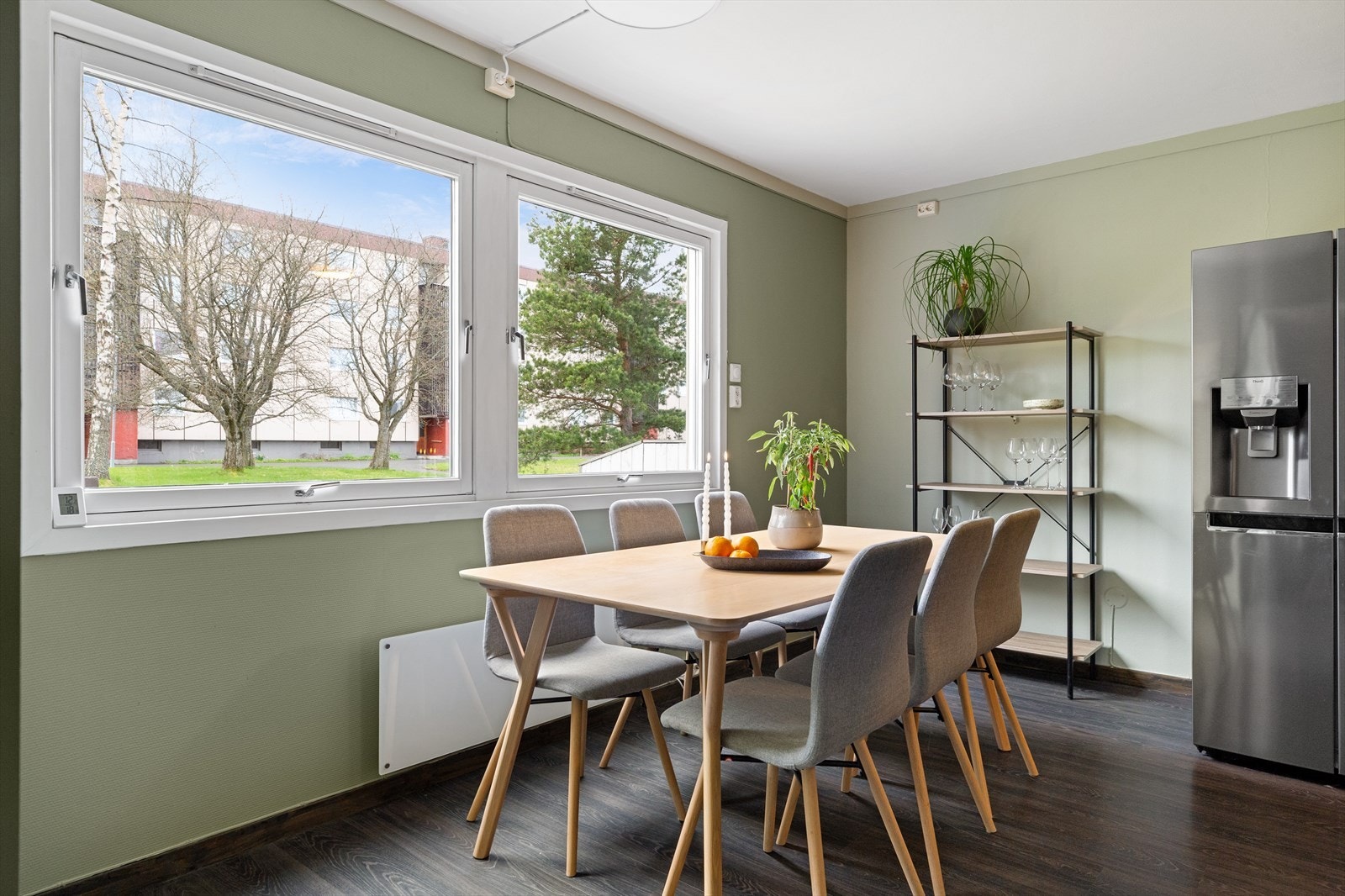 Nærheten mellom kjøkkenet og spiseplassen gjør matlagingen sosial og serveringen enkel. Galleribilde