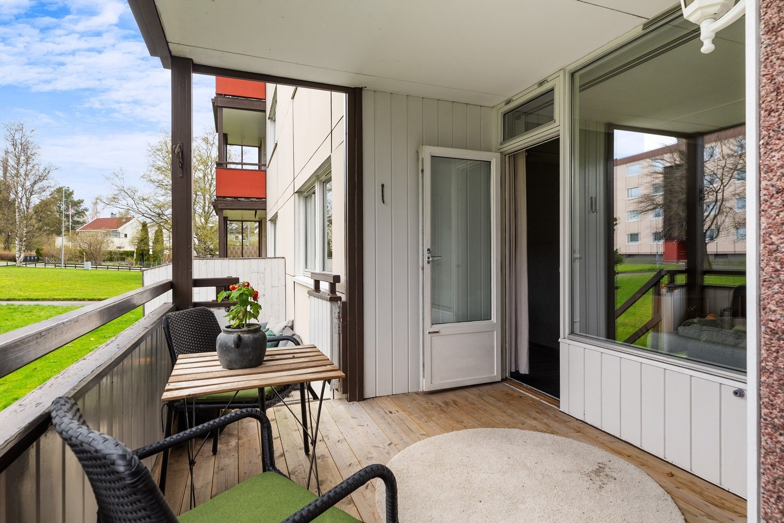 Balkongen har dekke i tre, og det er montert utebelysning på veggene til uteboden. Galleribilde