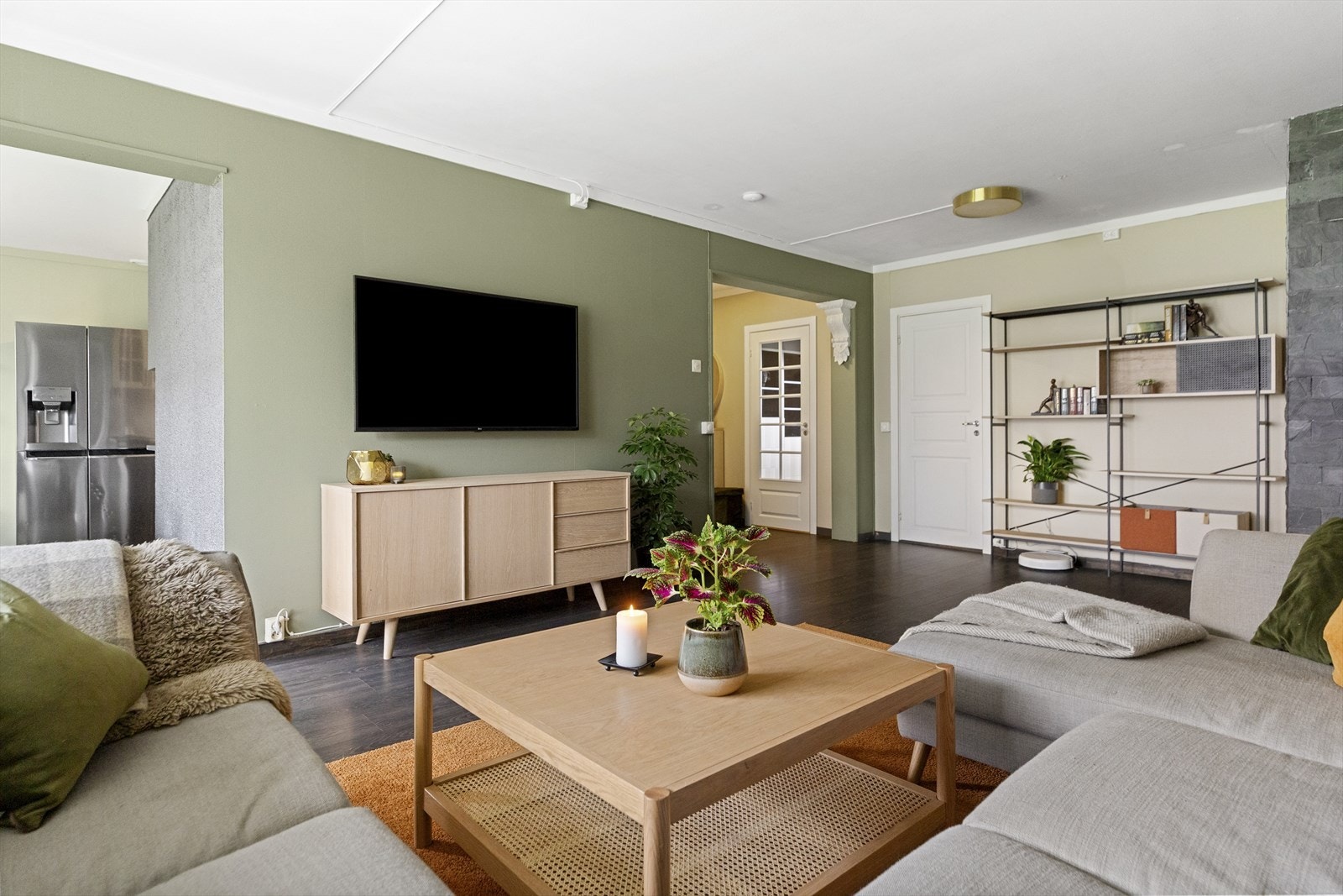 Stuen er på ca. 25,5 kvm, og byr på god plass til en stor sofagruppe, lenestol og tv-/mediastasjon. Galleribilde