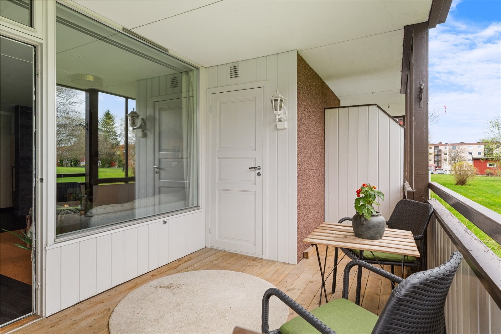 Balkongen er romslig og har god plass til utemøblement. Galleribilde