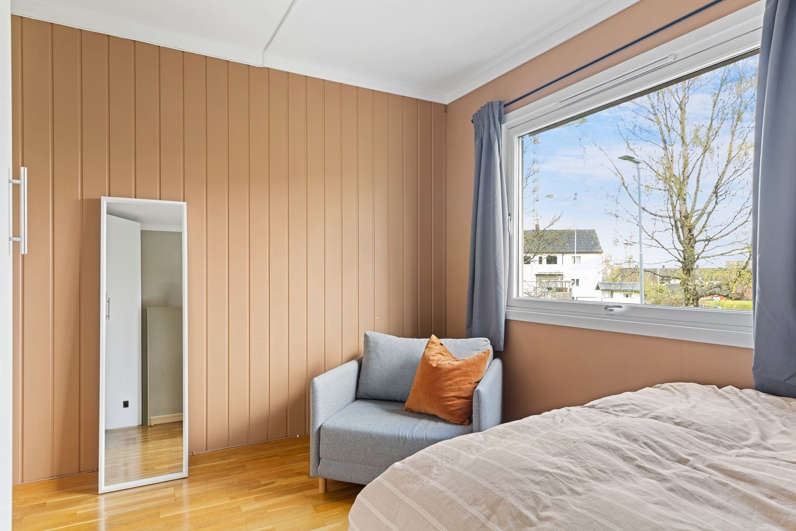 Leiligheten har to pene soverom, og det største rommet er på ca. 11 kvm. Galleribilde