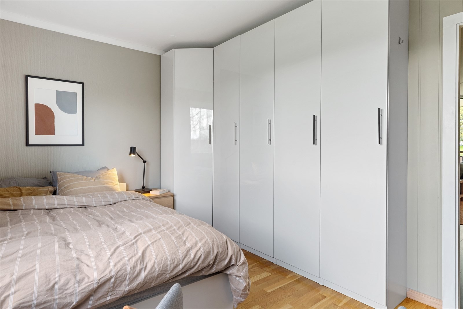 På hovedsoverommet er det en bred rekke med hvite garderobeskap. Galleribilde