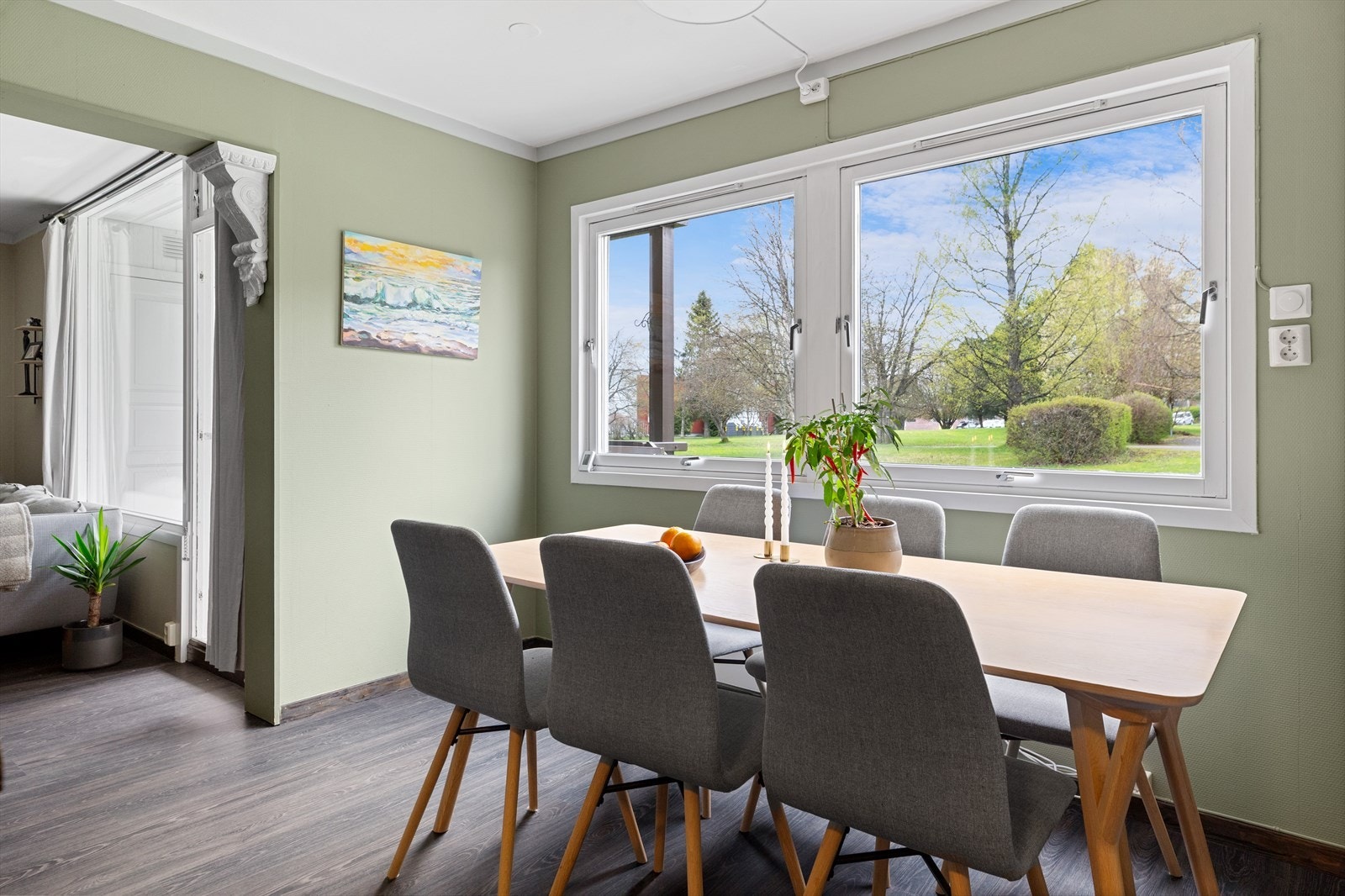 Leiligheten er hovedsakelig elektrisk oppvarmet med panelovner. Galleribilde