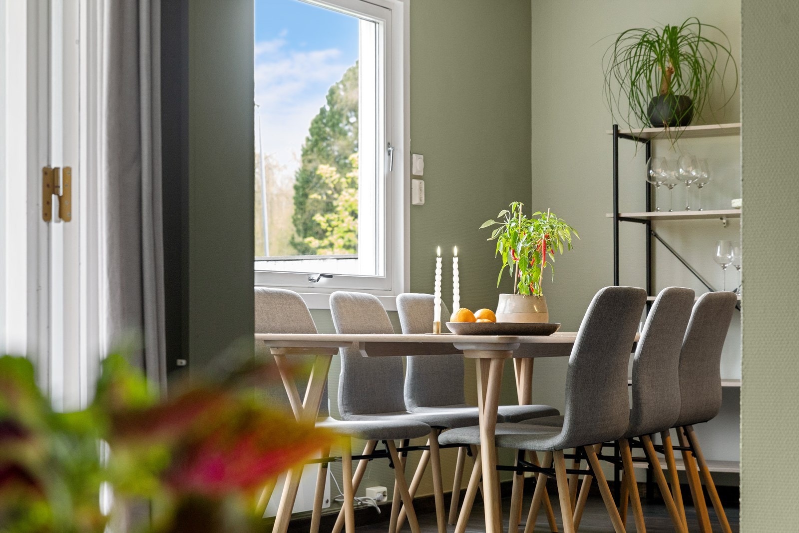 Kjøkkenet er på ca. 16 kvm, og det er fin plass til et spisebord ved det store, sydvestvendte vinduet. Galleribilde