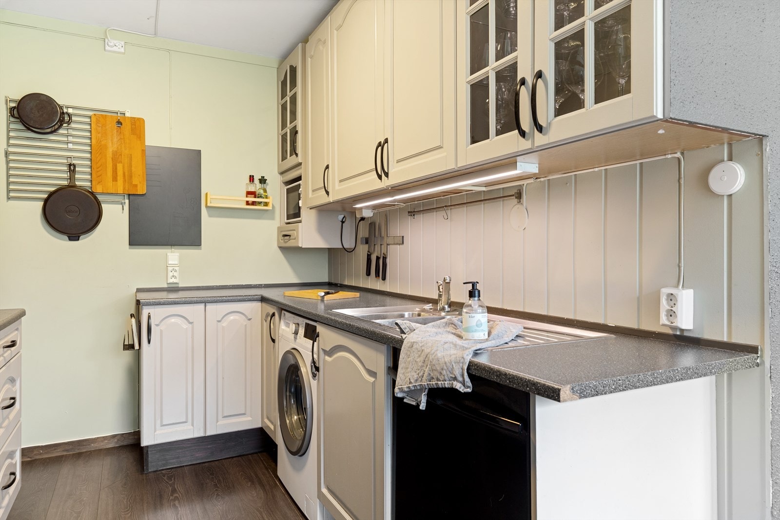 Kjøkkenet har godt med benkeplass, noe som gjør matlagingen til en lek. Galleribilde