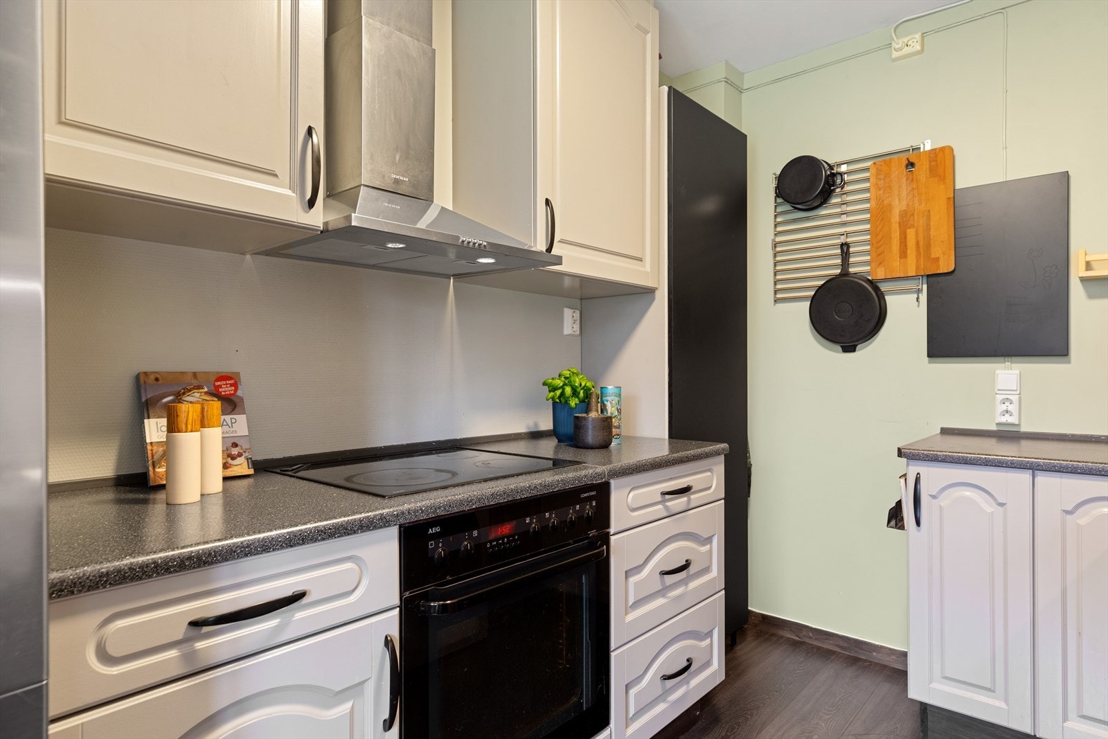 Kjøkkenet har integrert stekeovn og koketopp, og over er det montert kullfilterventilator. Galleribilde