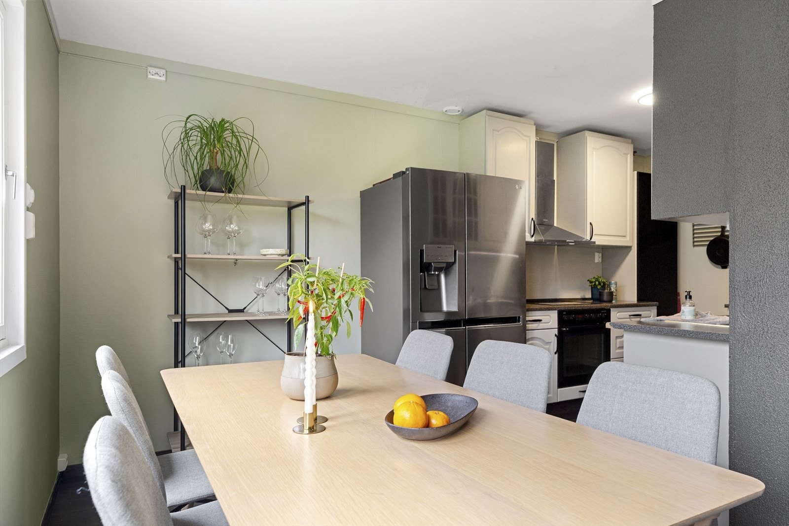 På kjøkkenet er det opplegg for både vaskemaskin og oppvaskmaskin. Galleribilde