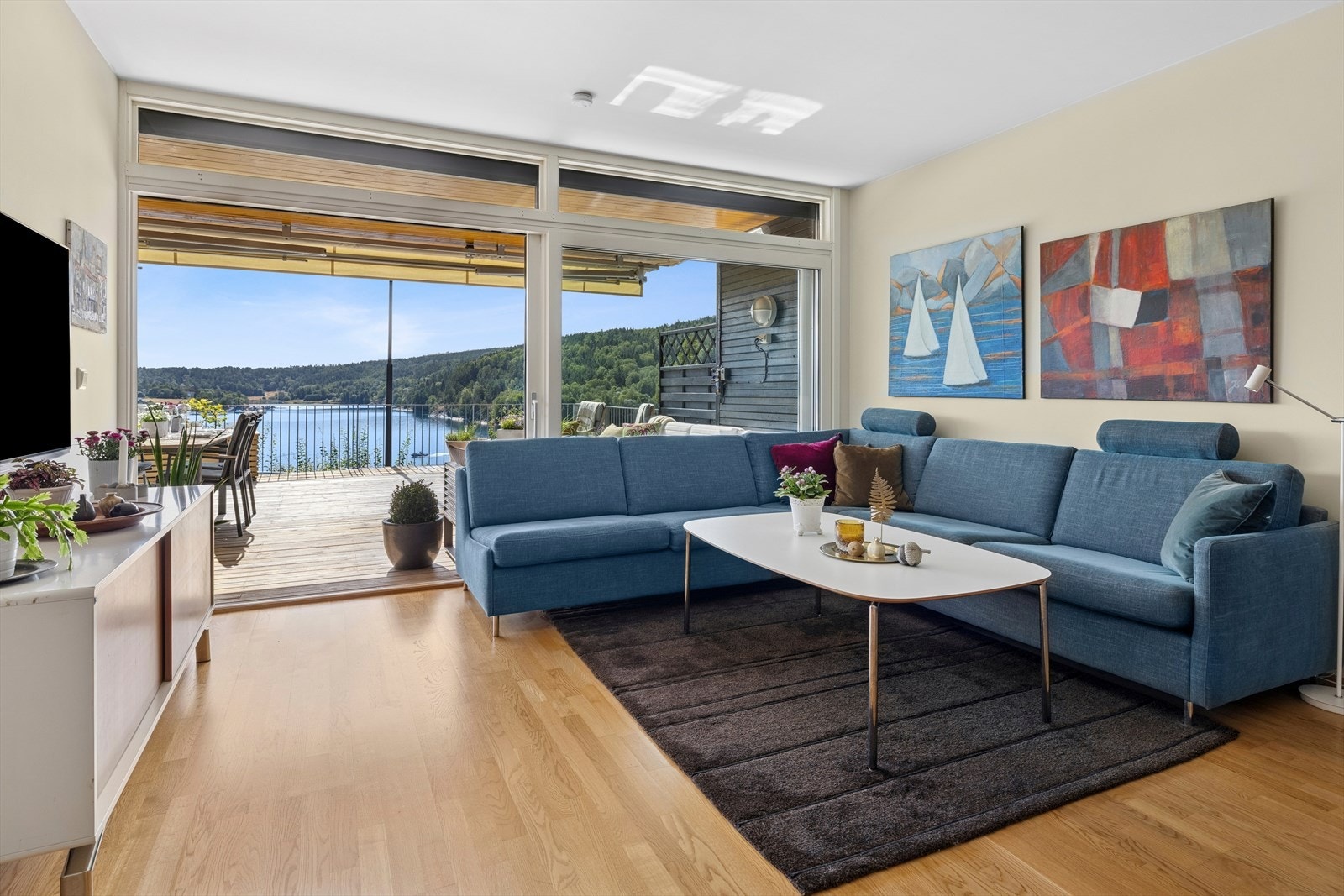 Fra stuen er det utgang til en herlig solrik terrasse med utsikt over Bunnefjorden Galleribilde