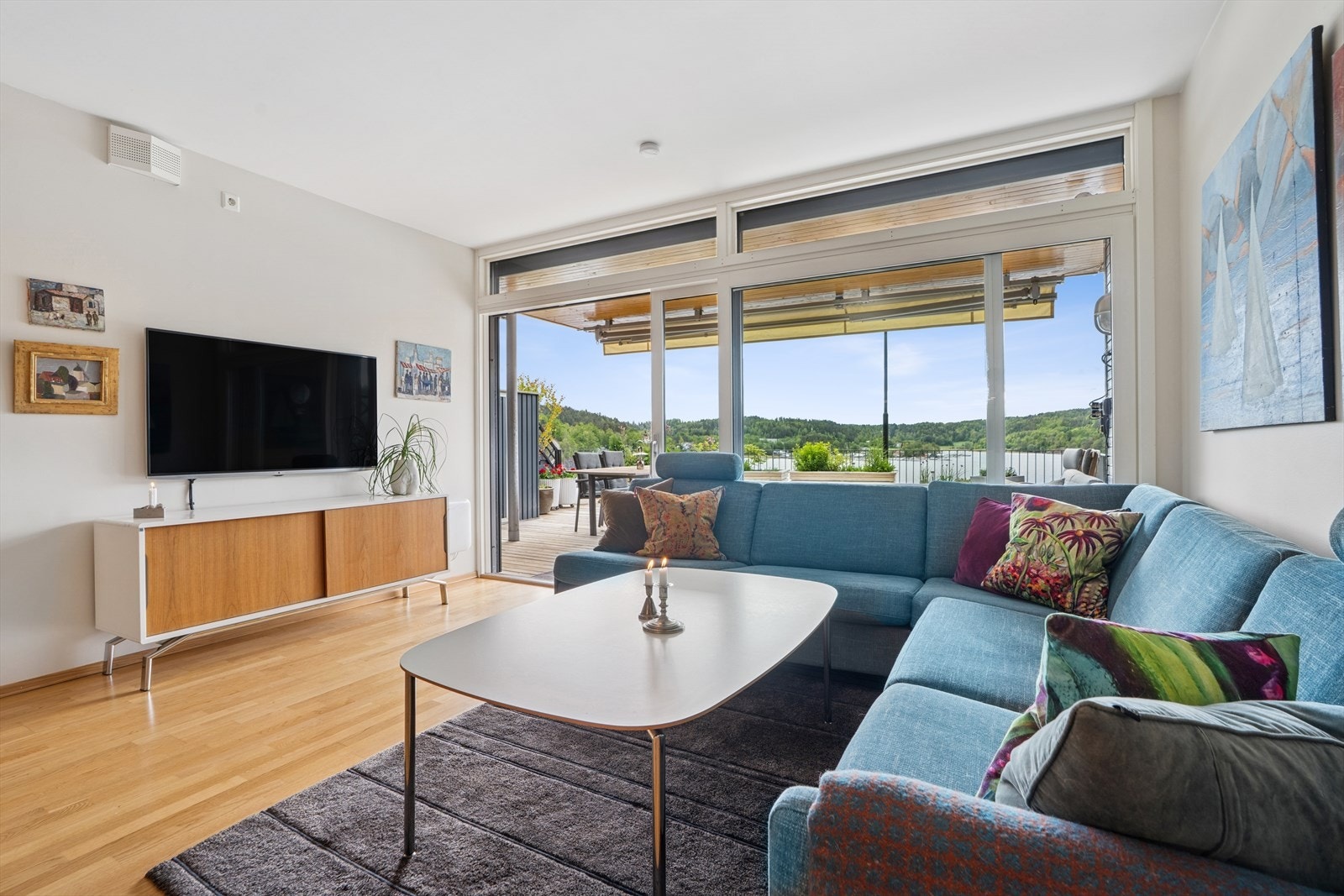 Leiligheten har rikelig med naturlig dagslys gjennom store vindusflater Galleribilde