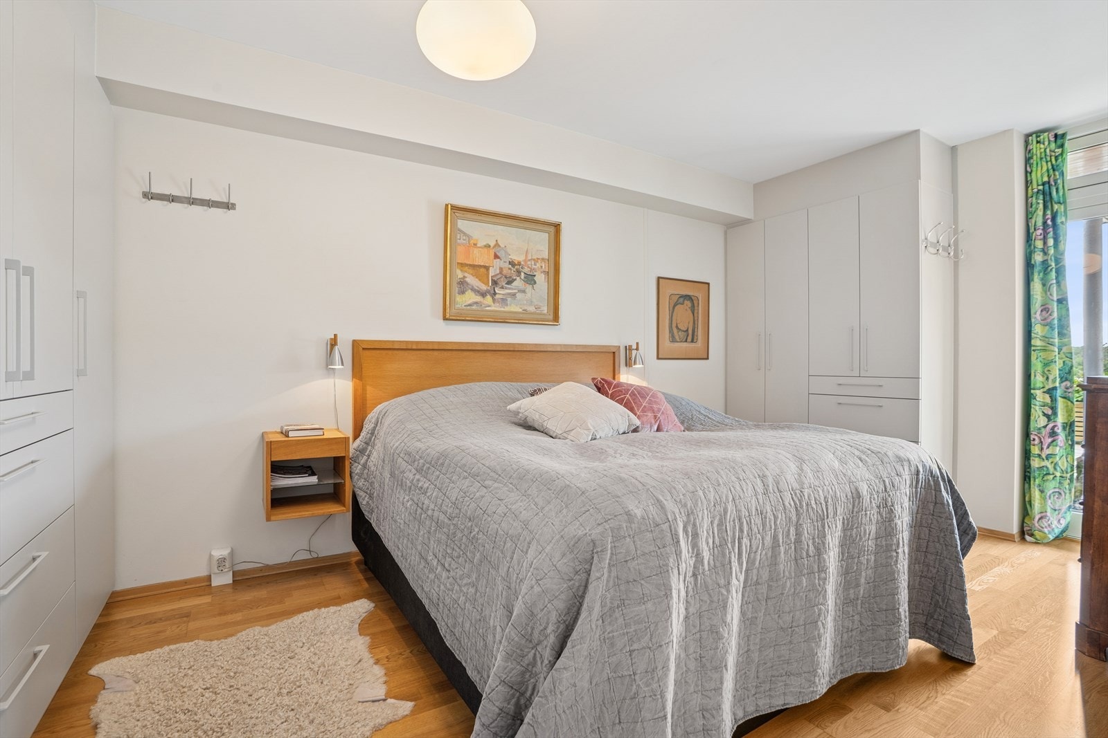 Romslig soverom med garderobeløsning fra Schmidt (2023) Galleribilde