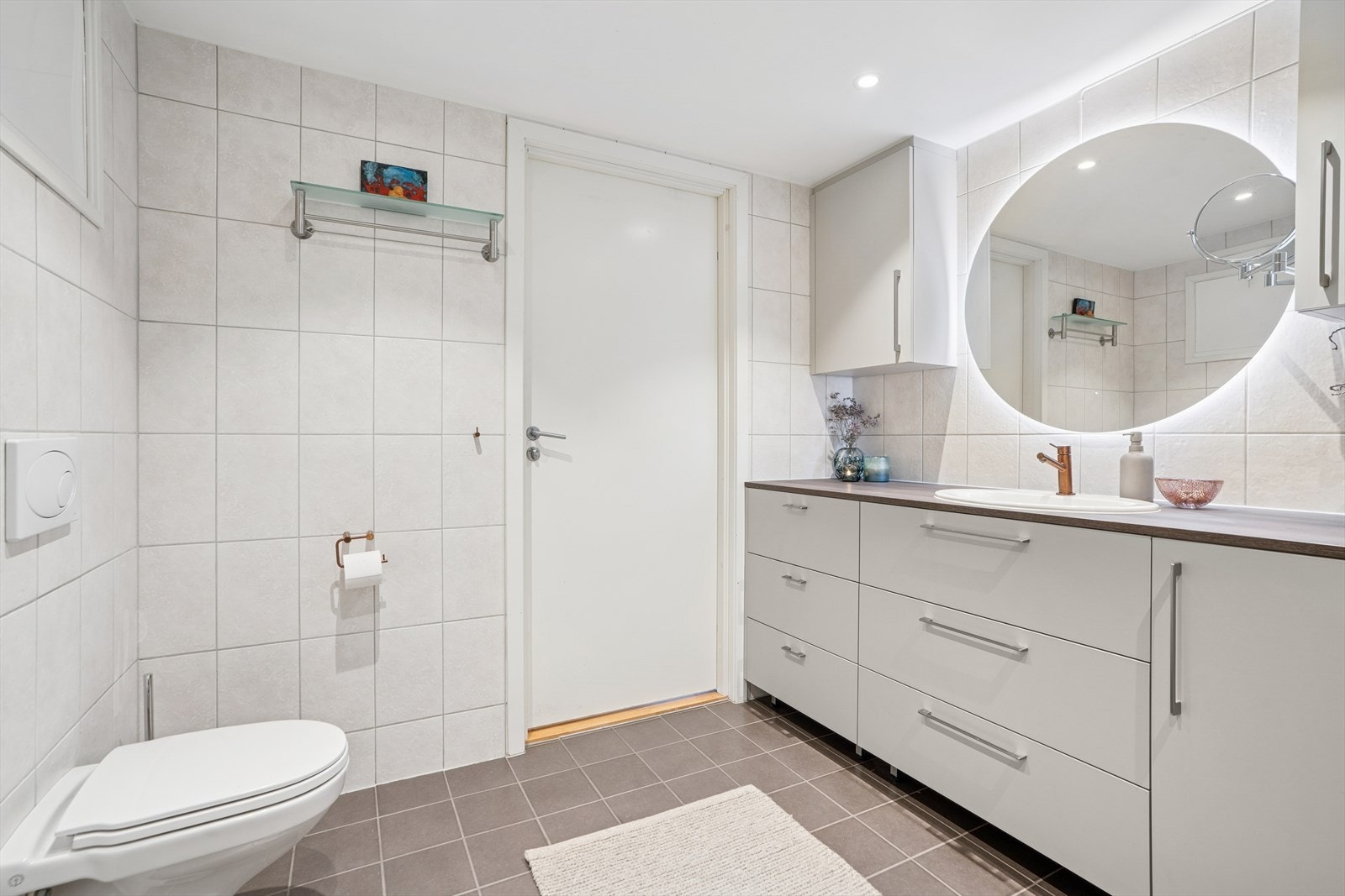 Baderommet er av god størrelse og har nedstøpte varmekabler i gulv Galleribilde