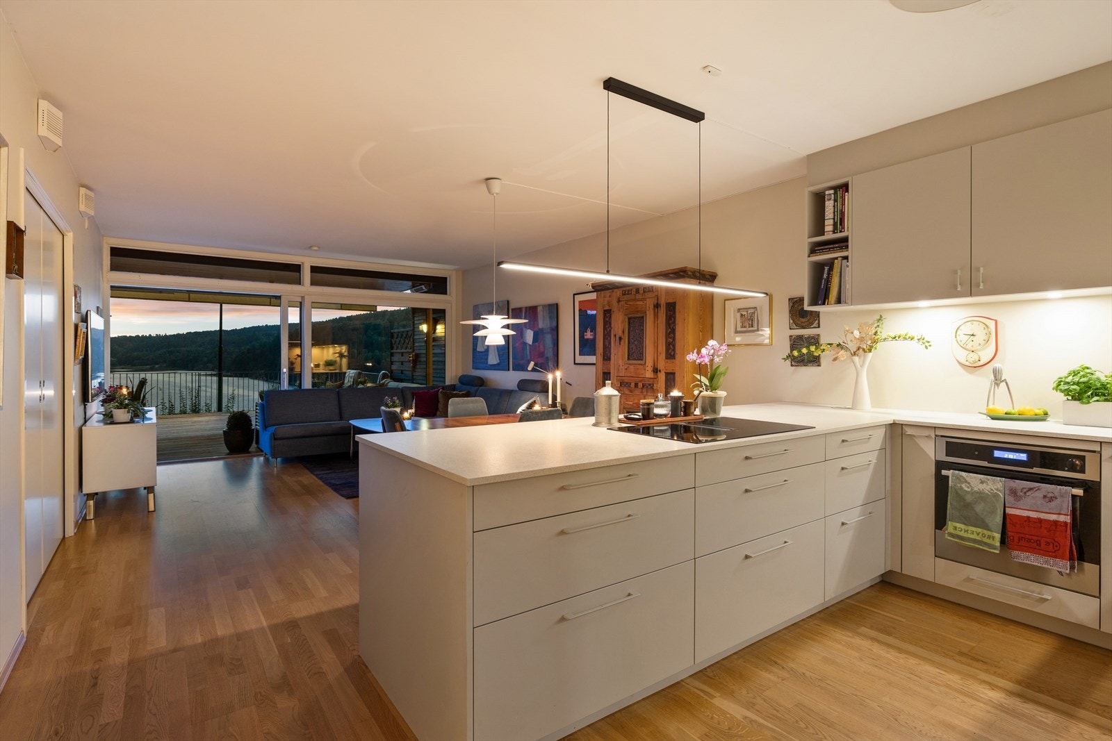 Store vindusflater gir en herlig kveldsstemning Galleribilde