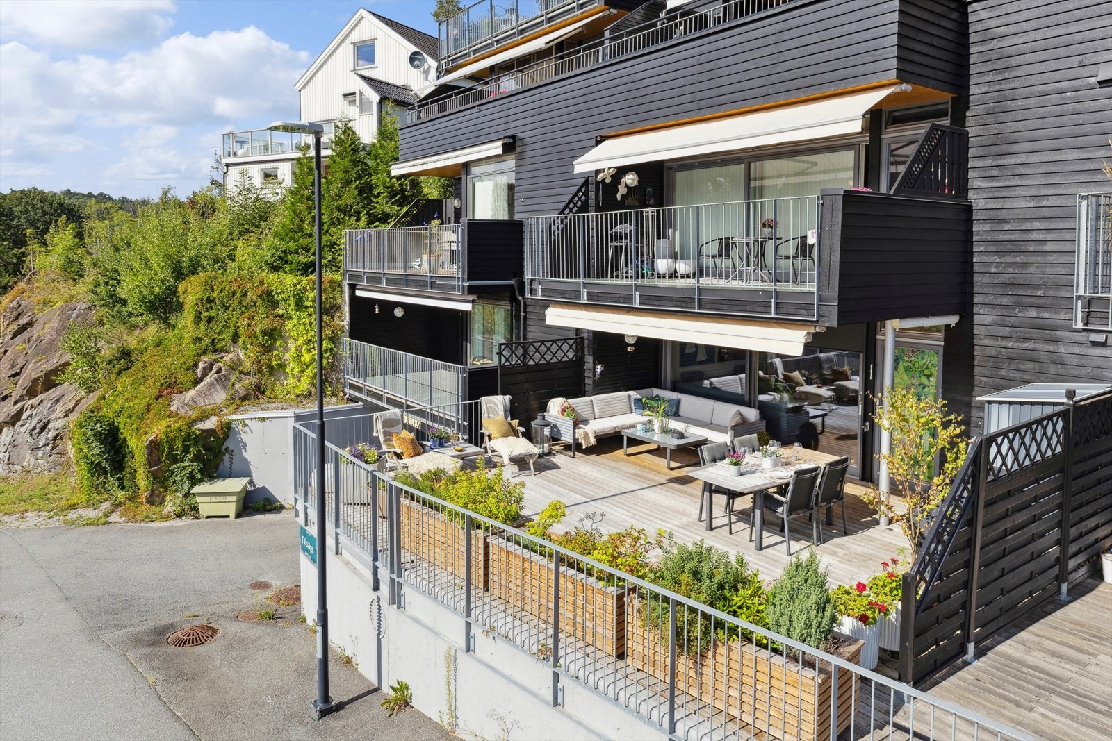 Leiligheten har en meget god intern beliggenhet med stor terrasse Galleribilde