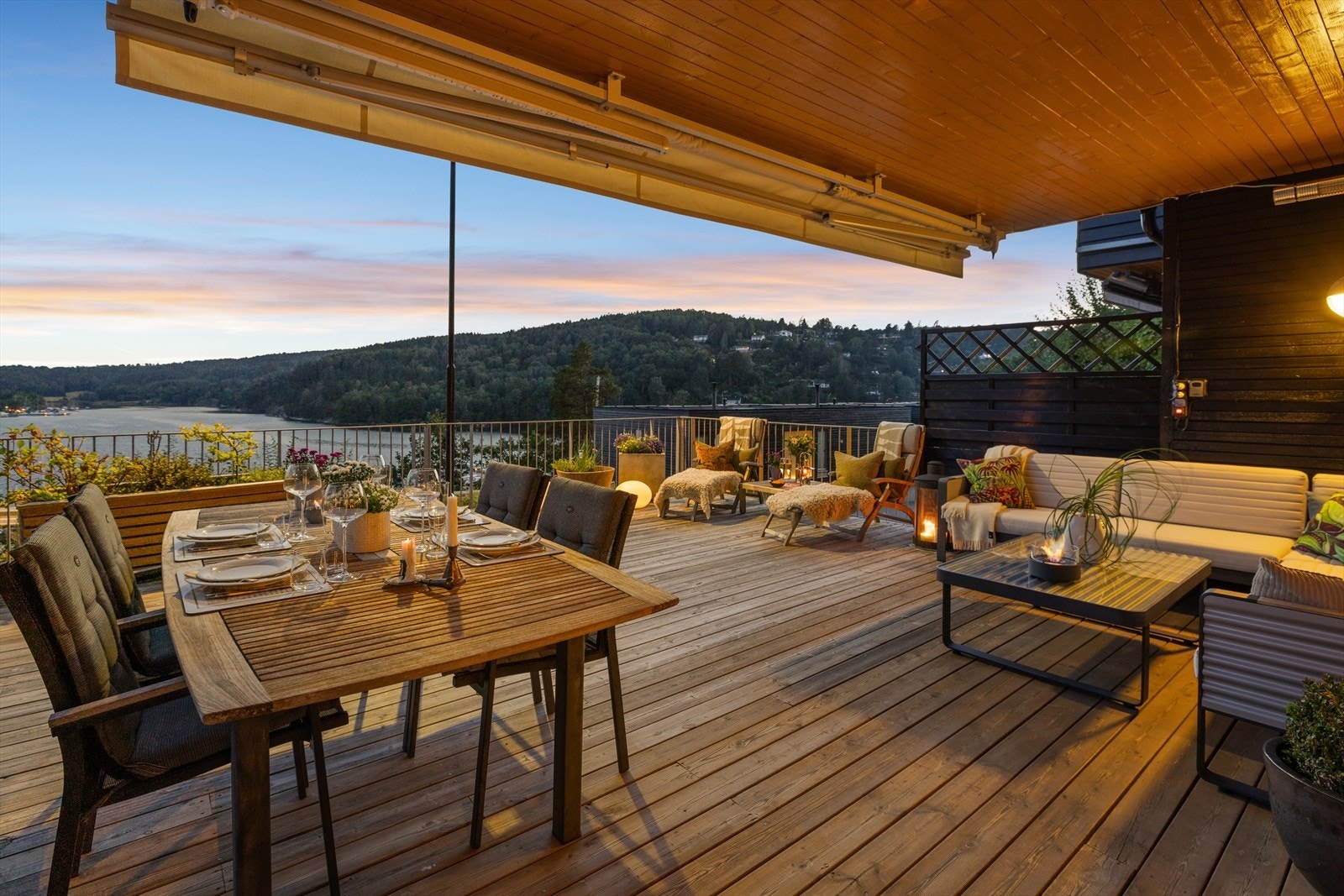 Herlig delvis overbygget terrasse på hele 45 m² Galleribilde