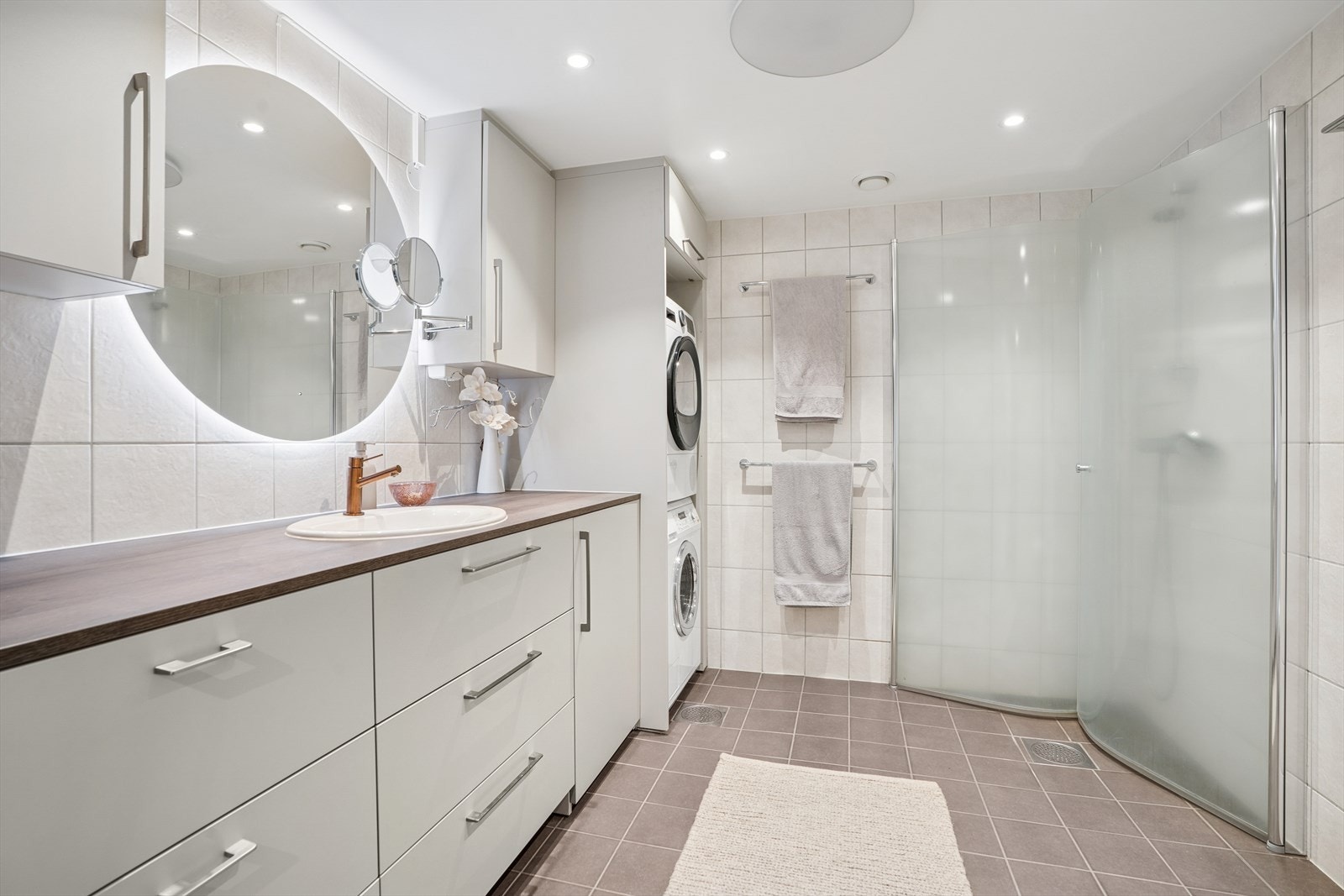 Lekkert baderom med ny baderomsinnredning fra Schmidt i 2023 Galleribilde