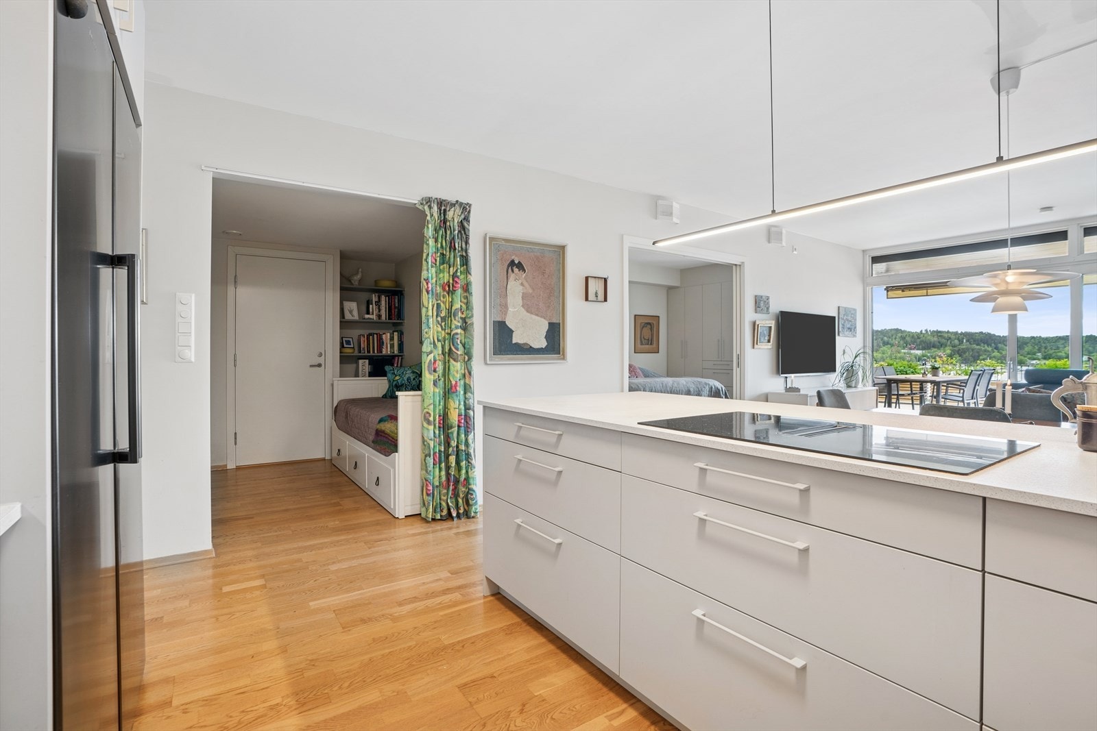 Her er de rikelig med benkeplass og oppbevaringsmuligheter i skuffer og skap Galleribilde