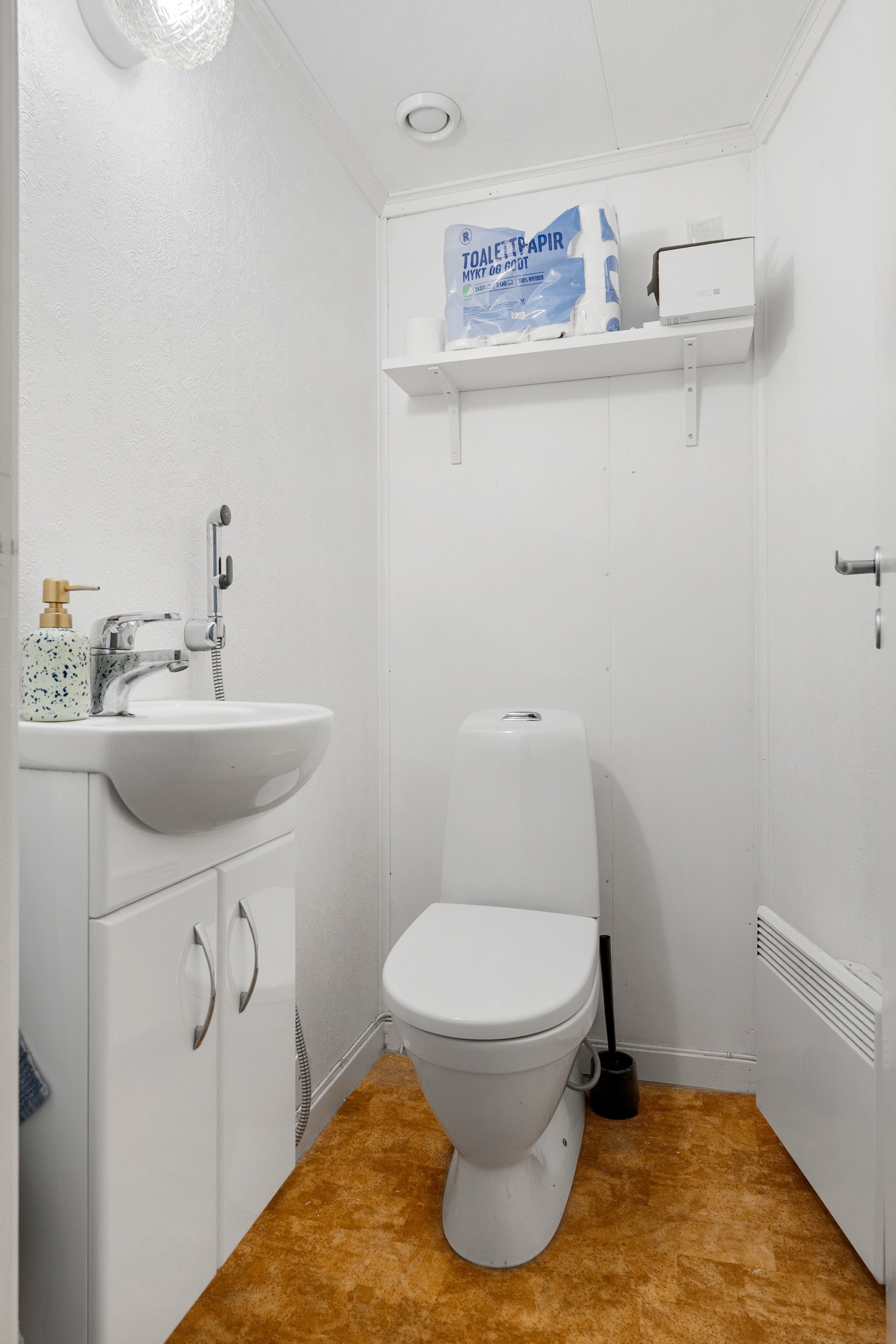 Toalettrom ved badet. Galleribilde