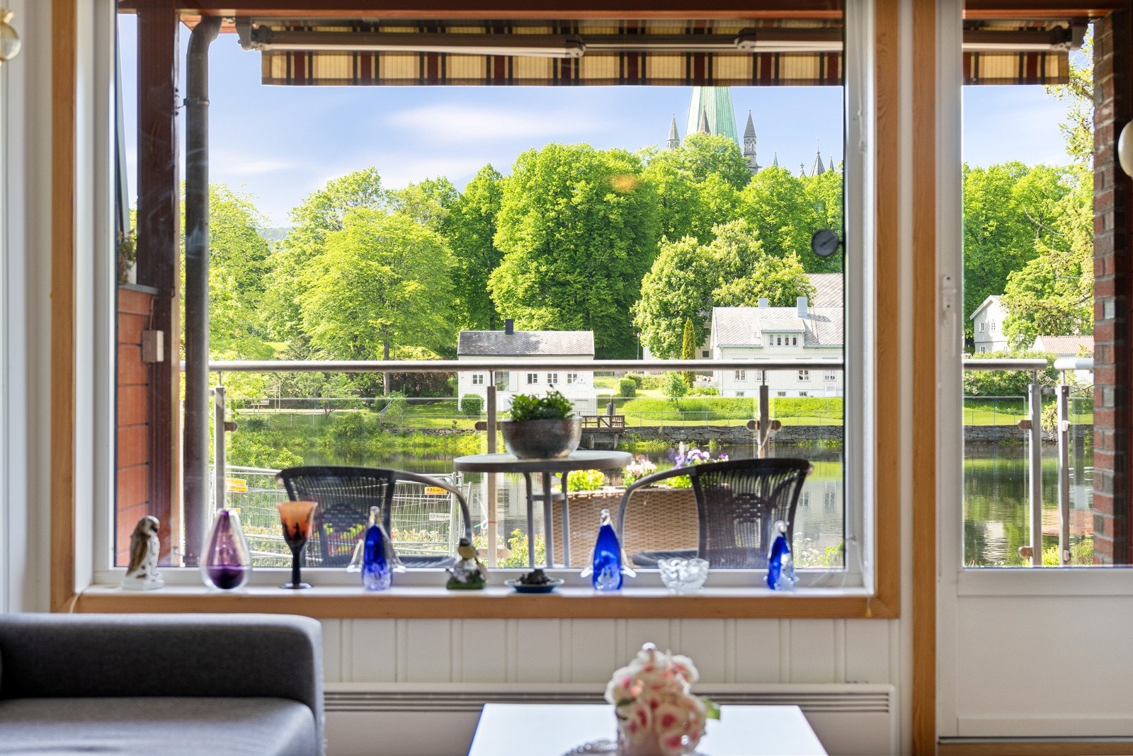 Fra stuen og balkongen kan man nyte den flotte utsikten mot elva. Galleribilde